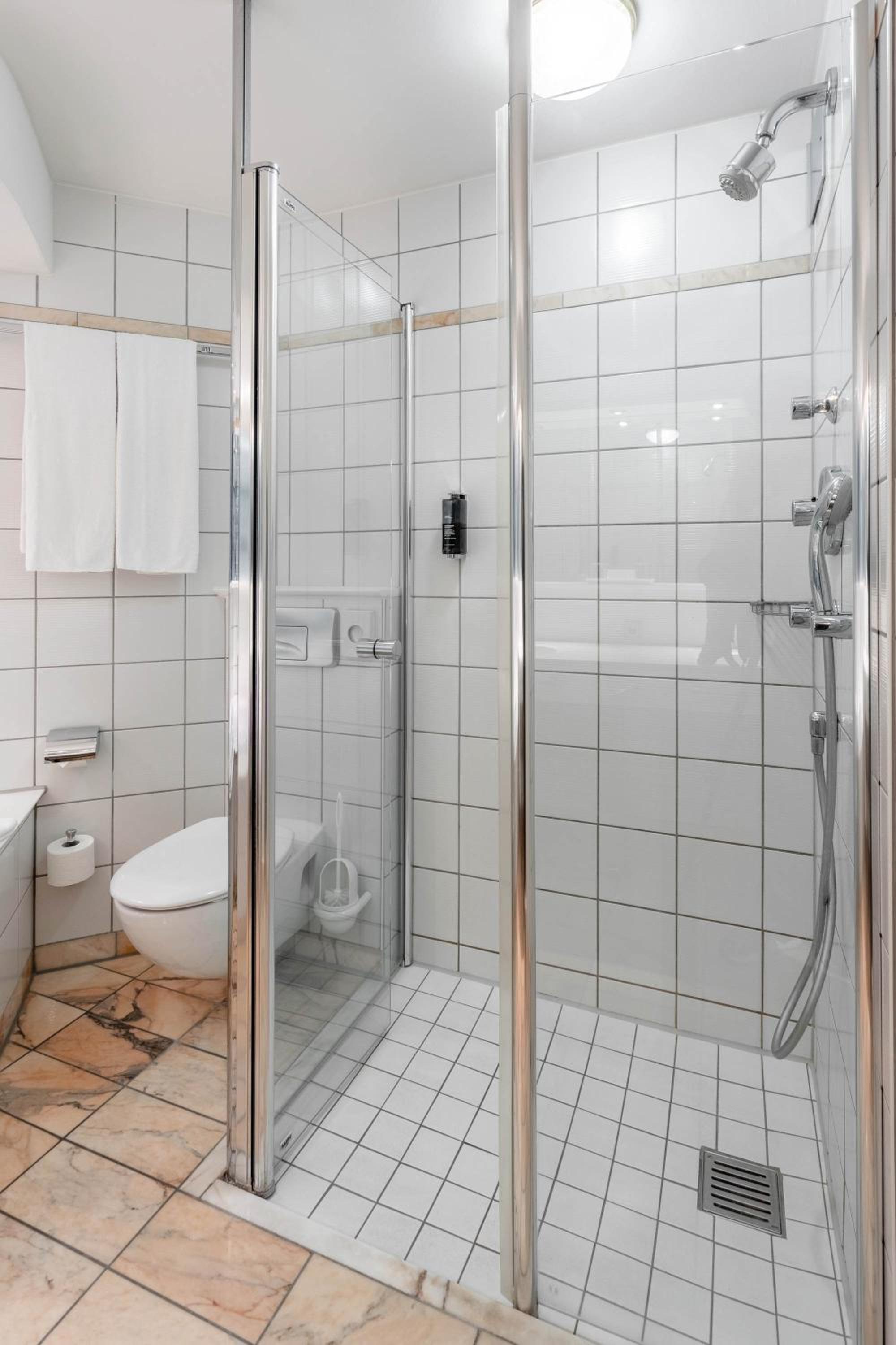 Suite - Photo 12