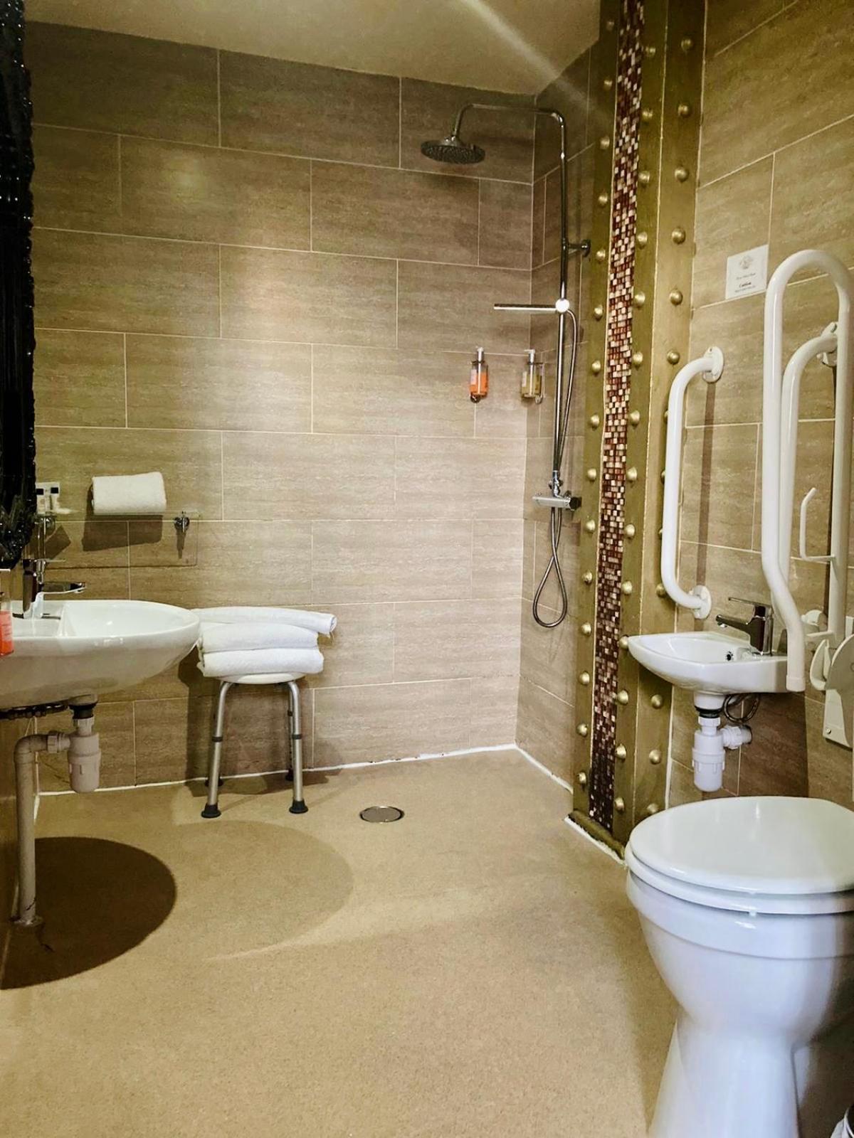 Double Room - Disability Access photo 3