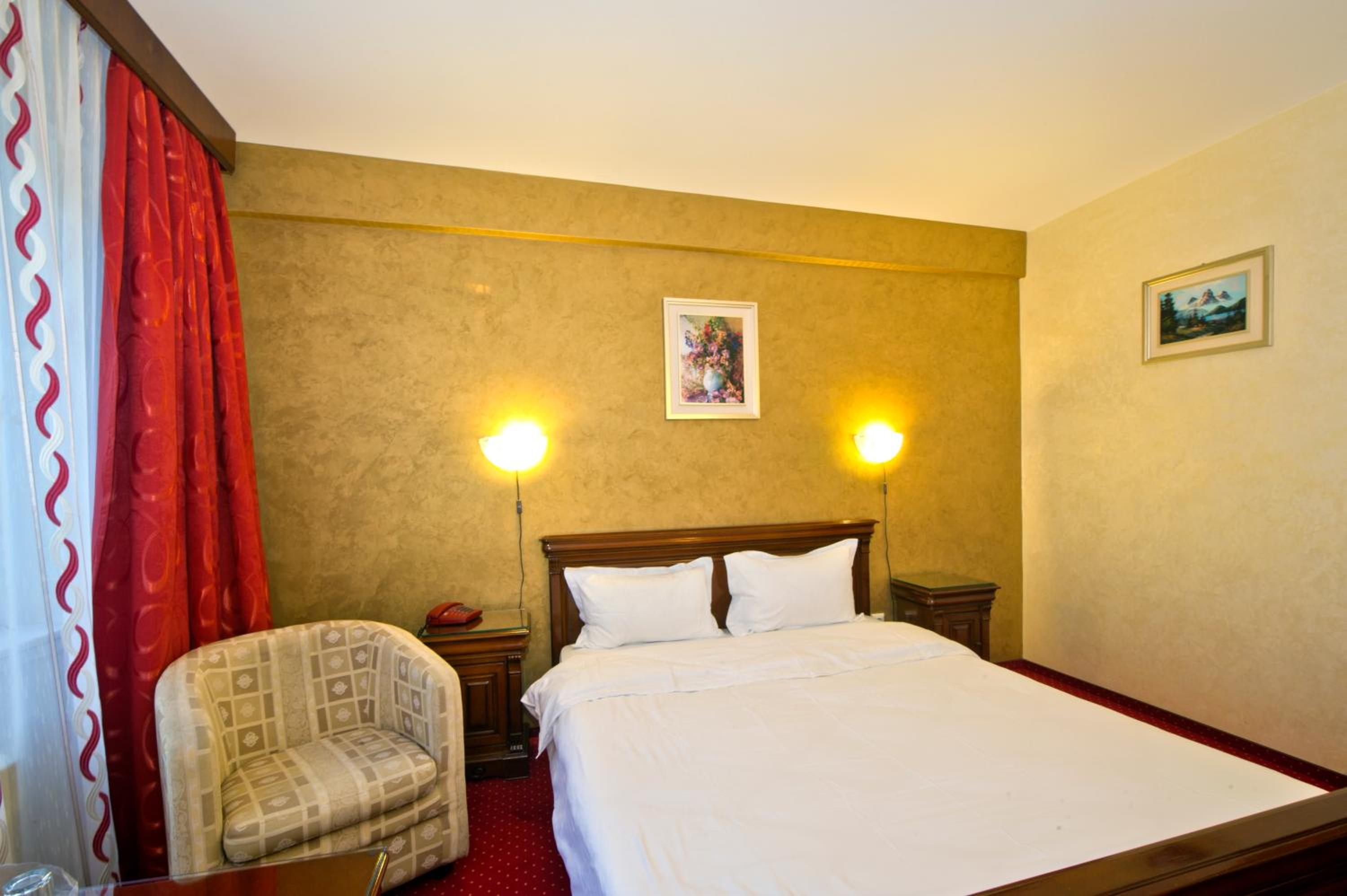 Standard Double Room - Photo 13