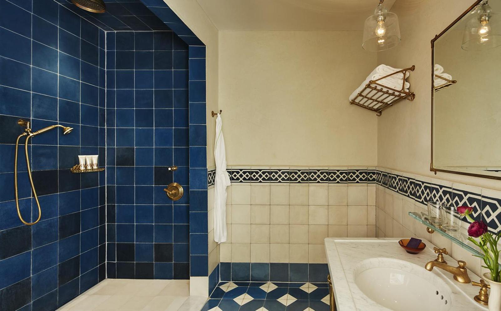 King Room with Roll-In Shower - Disability Access photo 2