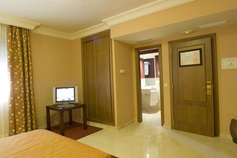 Double or Twin Room - Photo 7
