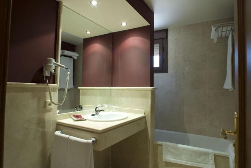 Double or Twin Room - Photo 2