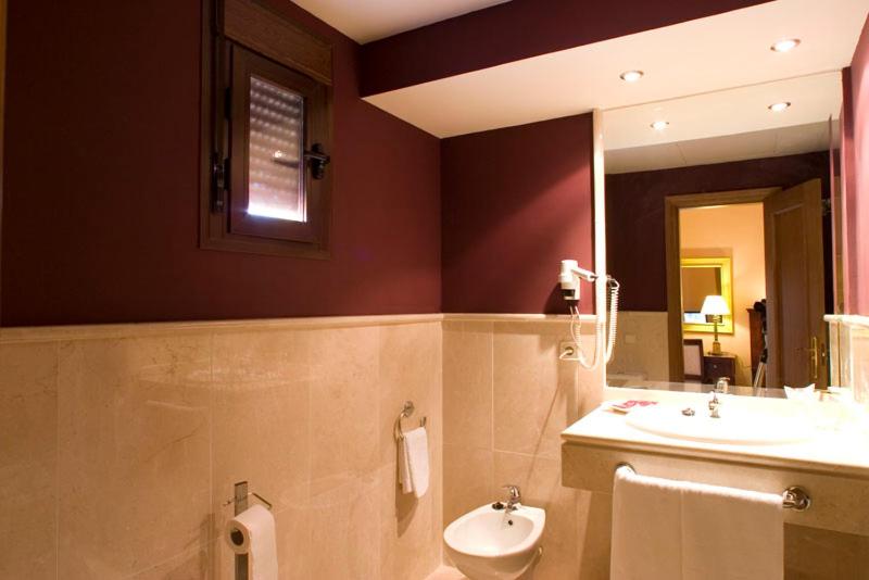 Double or Twin Room - Photo 10