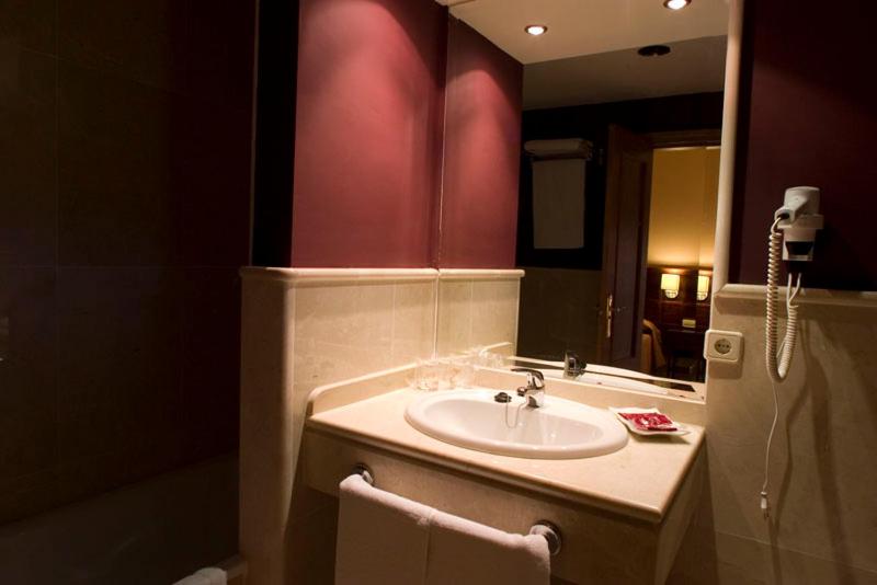 Double or Twin Room - Photo 9