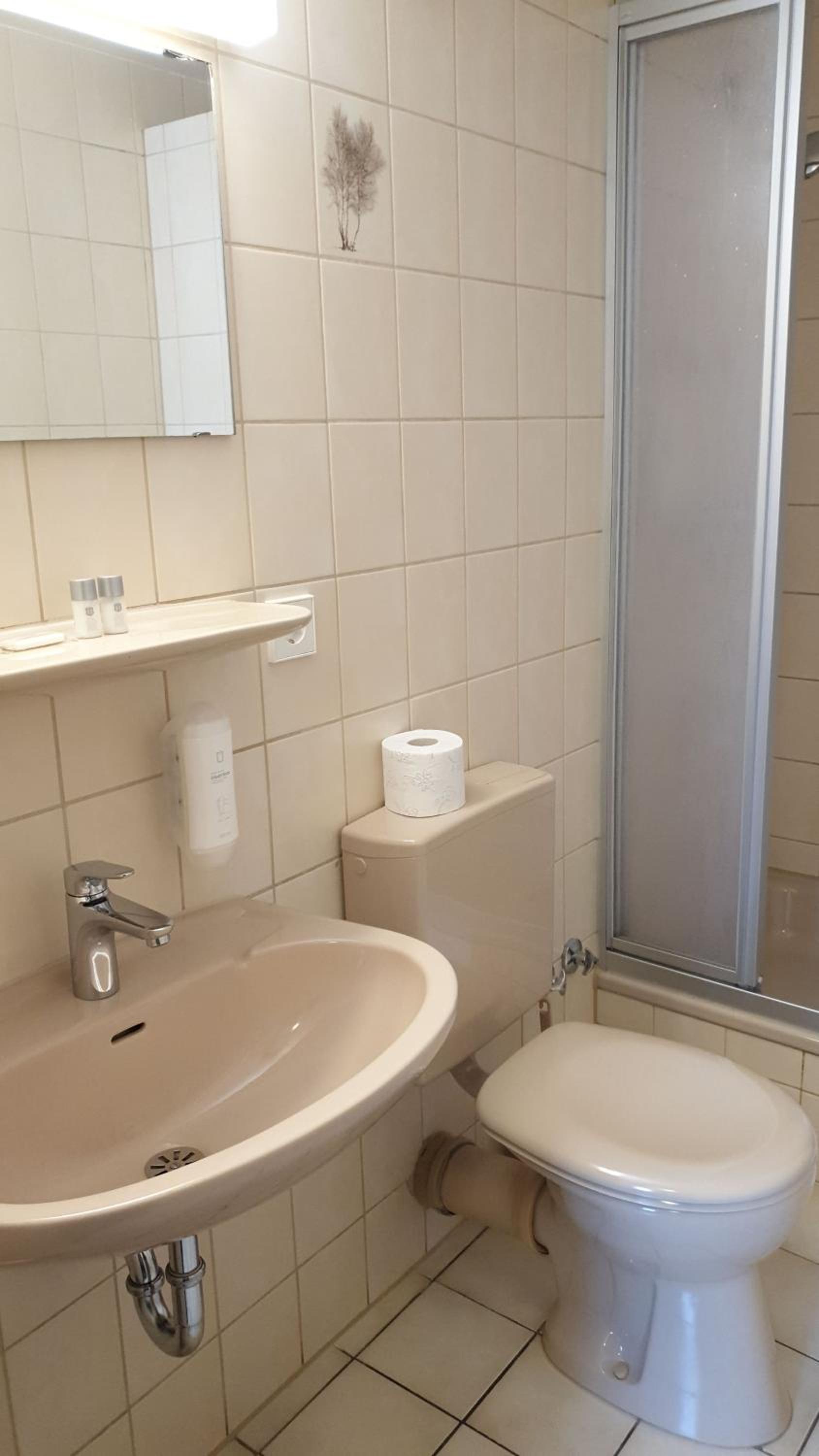 Double Room with Private Bathroom - Photo 10