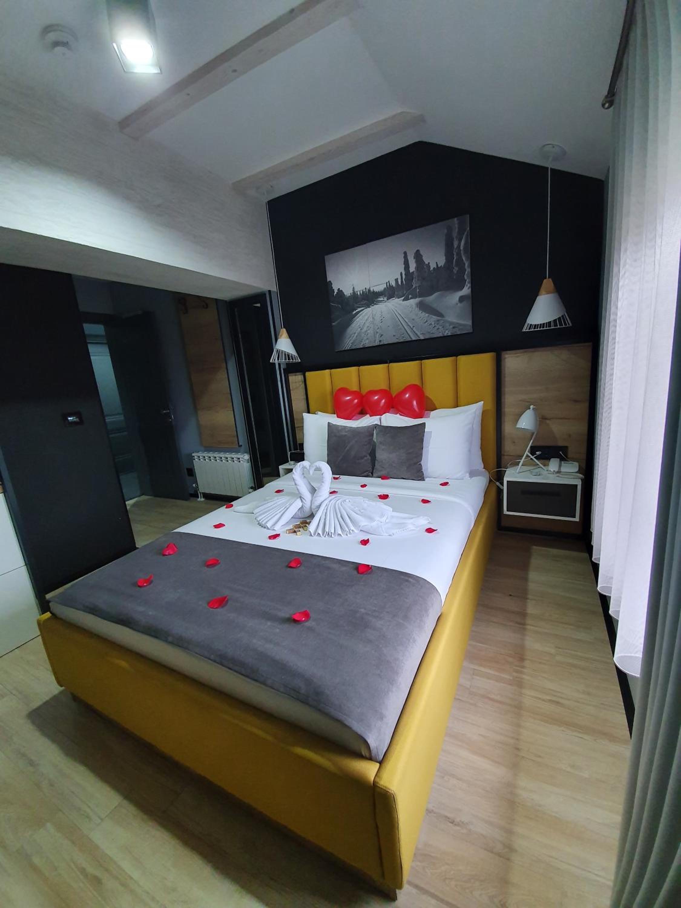 Standard Double Room - Photo 8