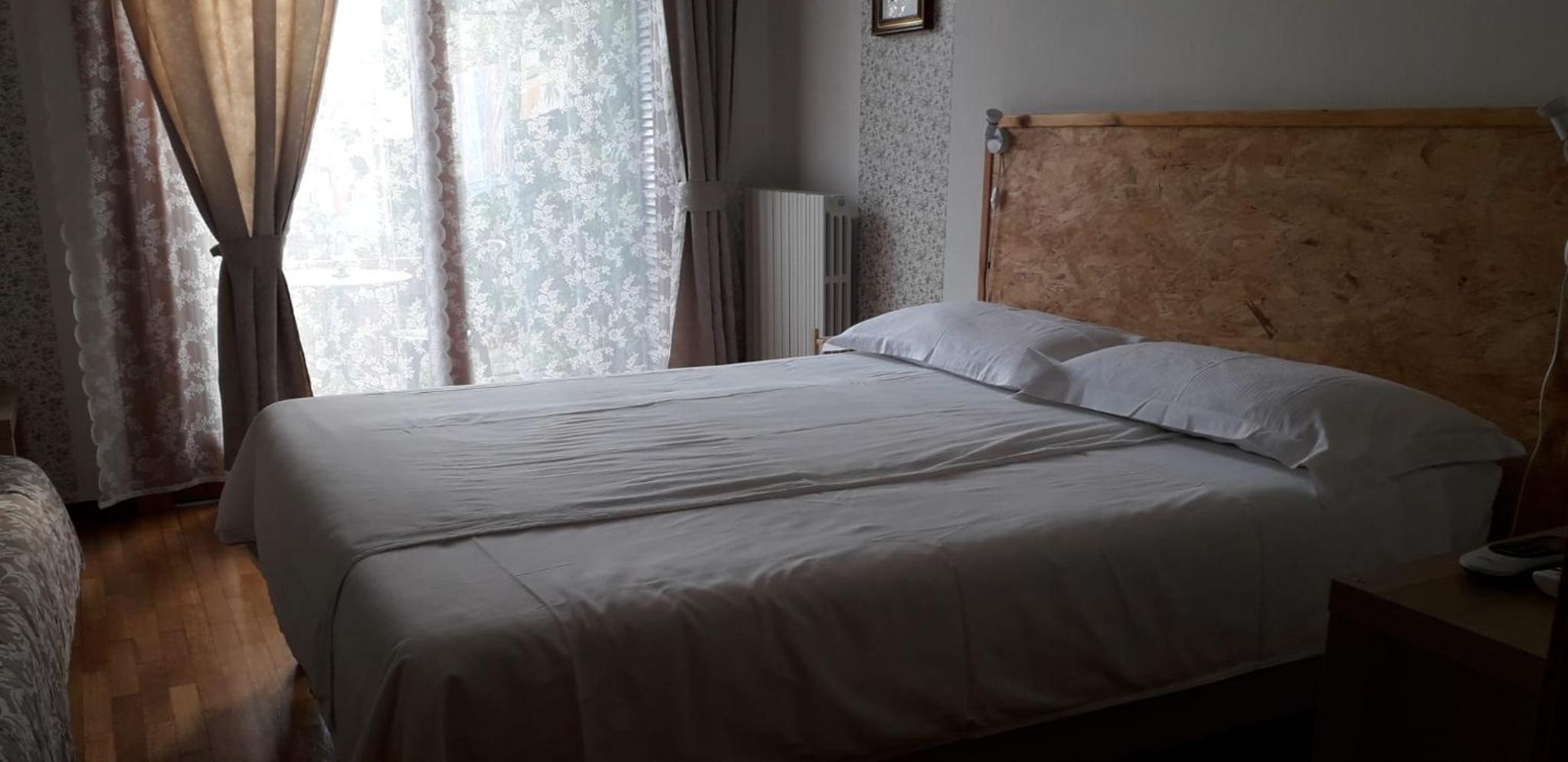 Large Double or Twin Room photo 1