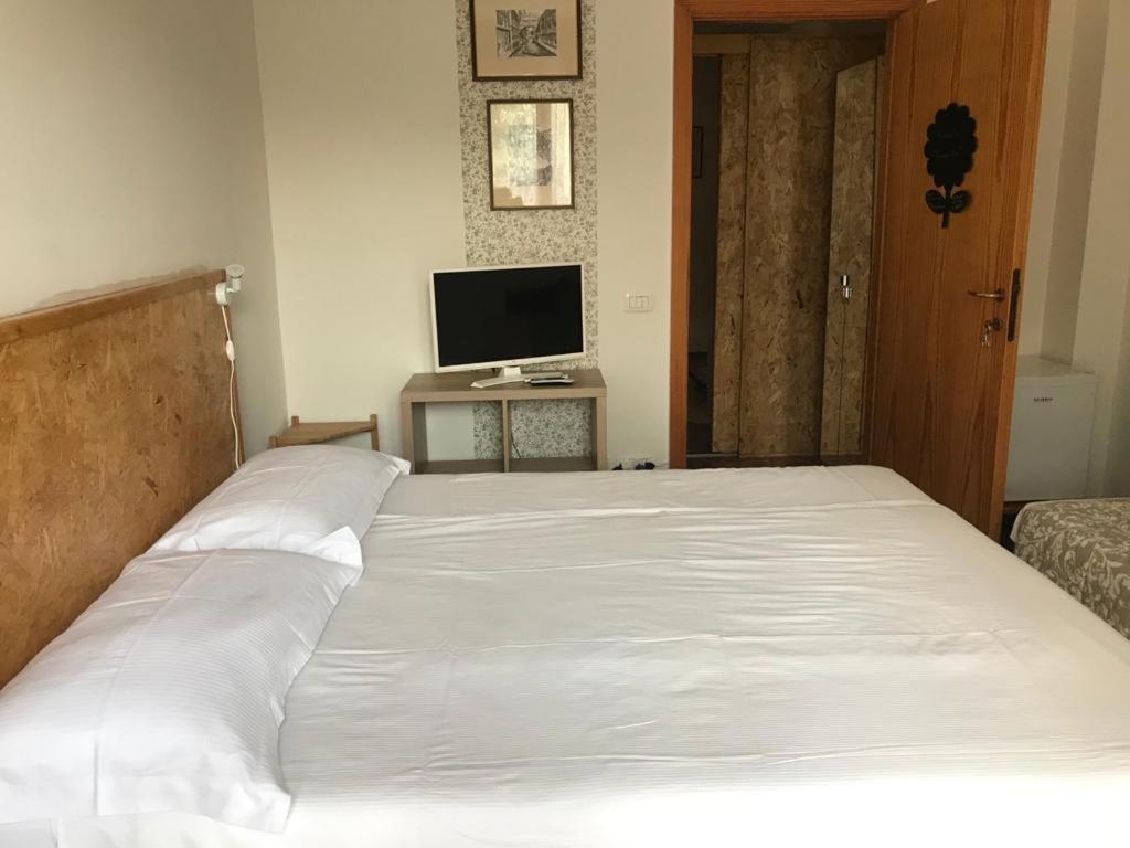 Large Double or Twin Room photo 2