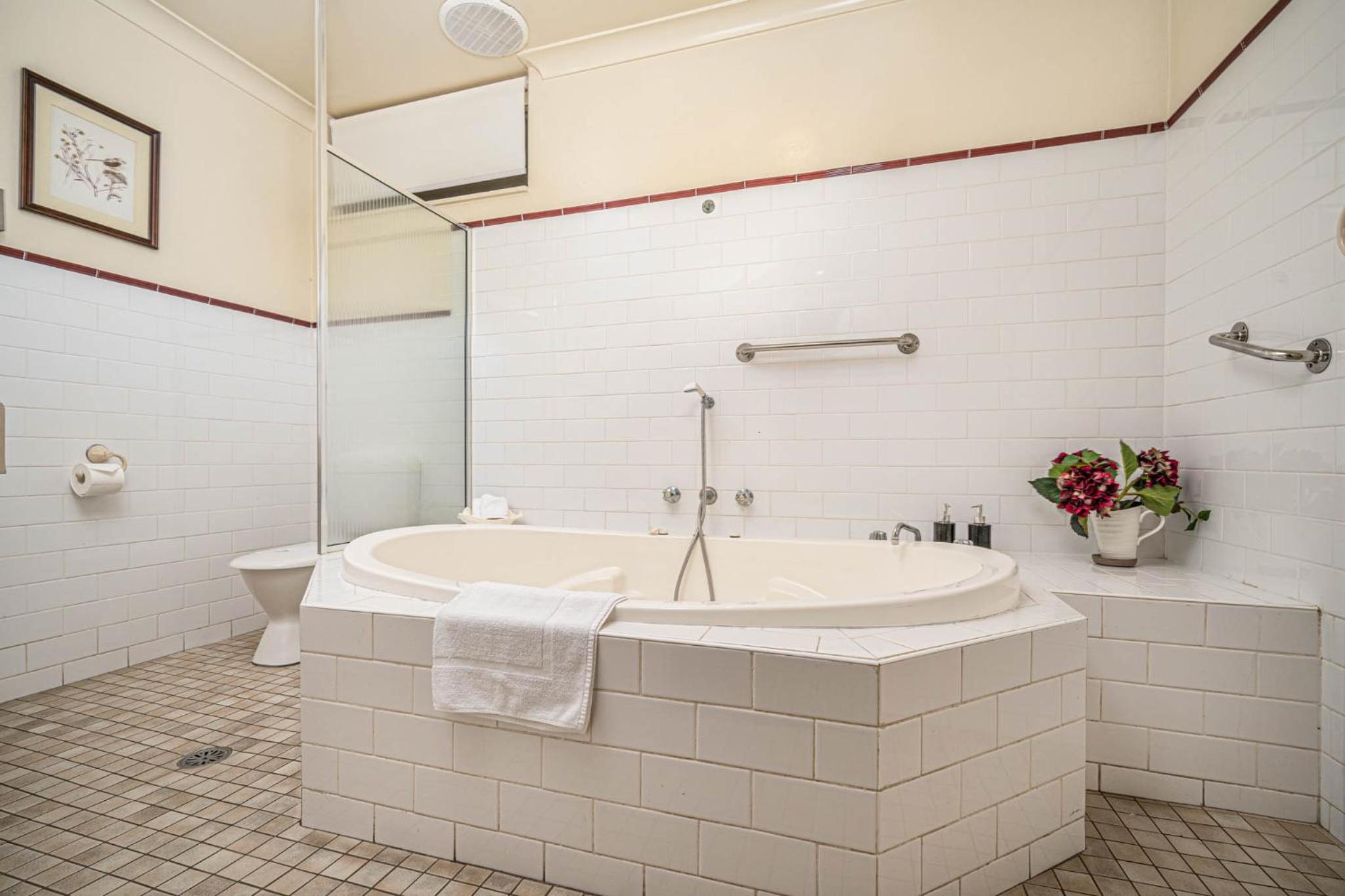Luxury Suite with Spa Bath photo 3
