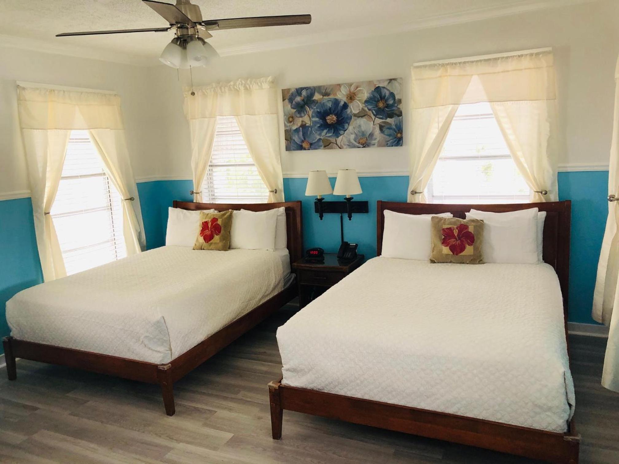 Standard Queen Room with Two Queen Beds - Photo 3