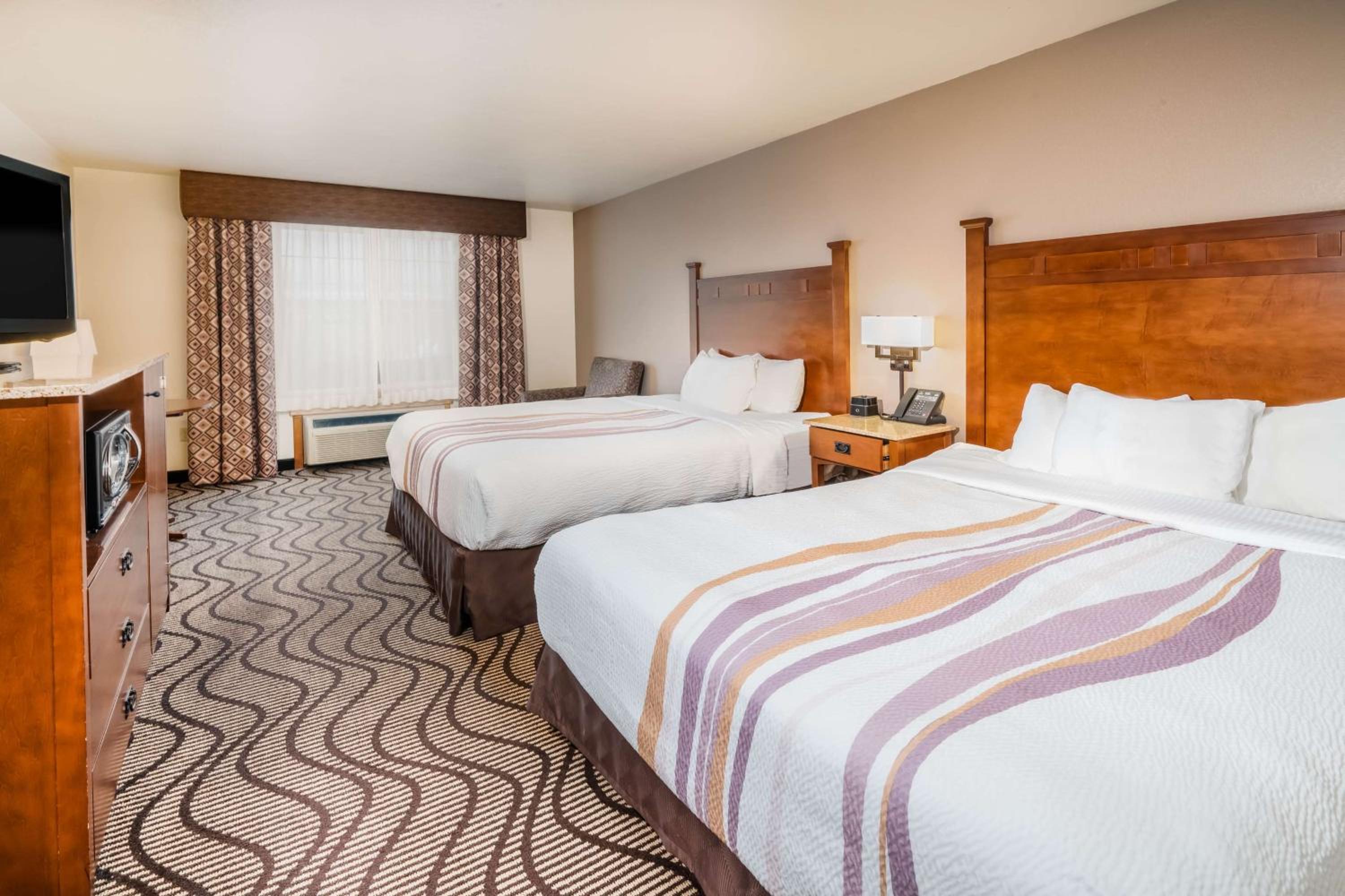 Queen Room with Two Queen Beds and River View - Photo 1