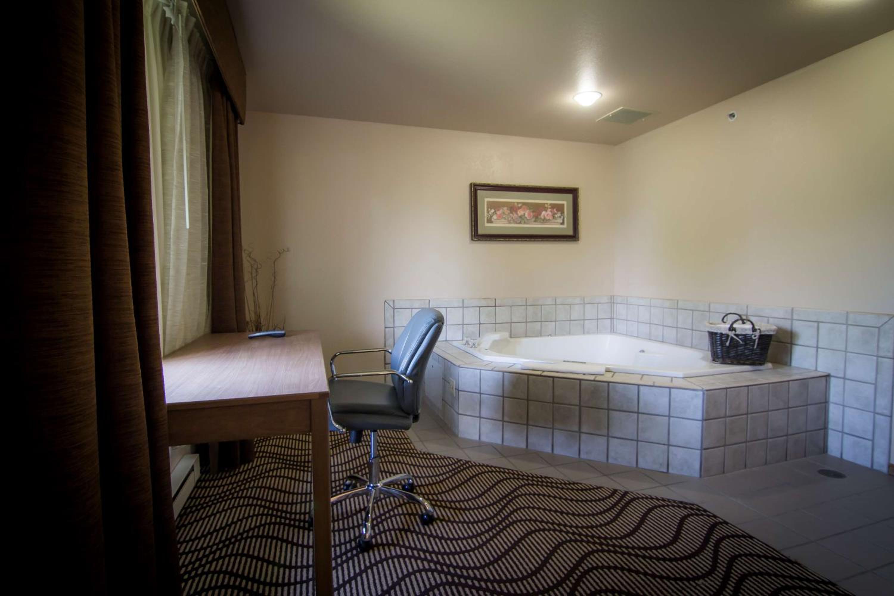 King Suite with Spa Bath - Photo 3