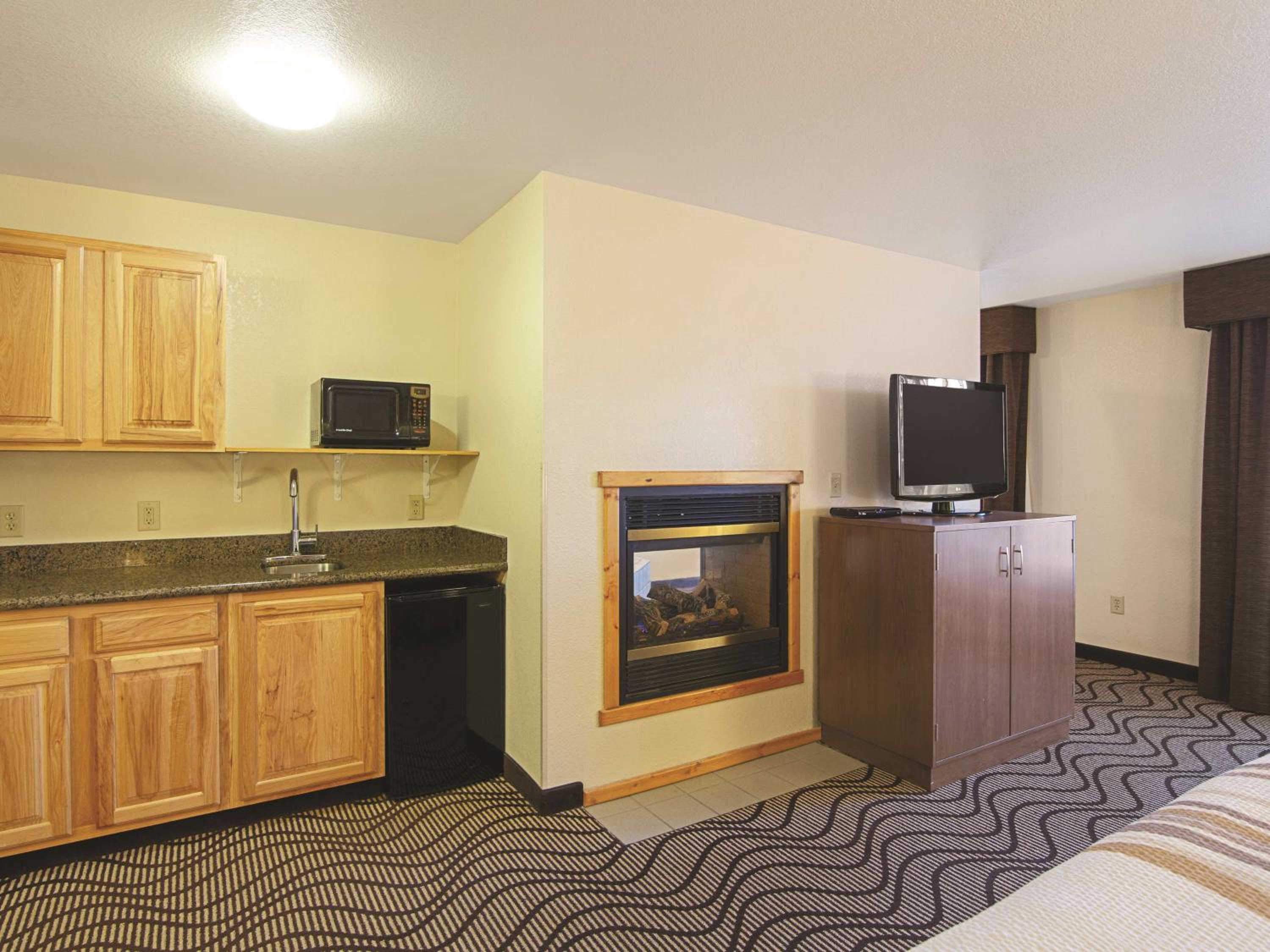 King Room with Fireplace - Photo 3