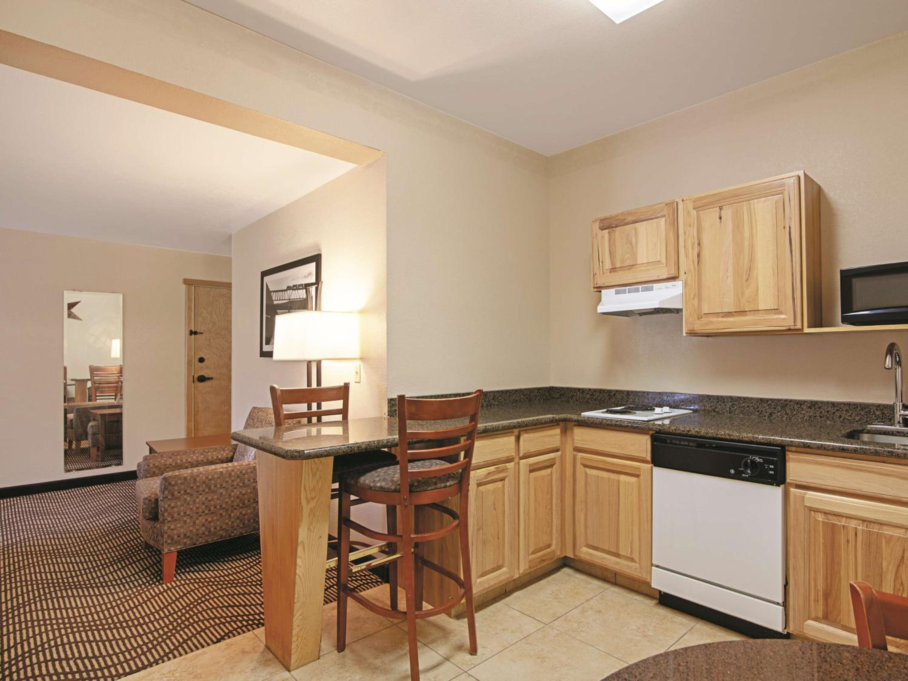 Queen Room with Two Queen Beds with Balcony - Photo 3