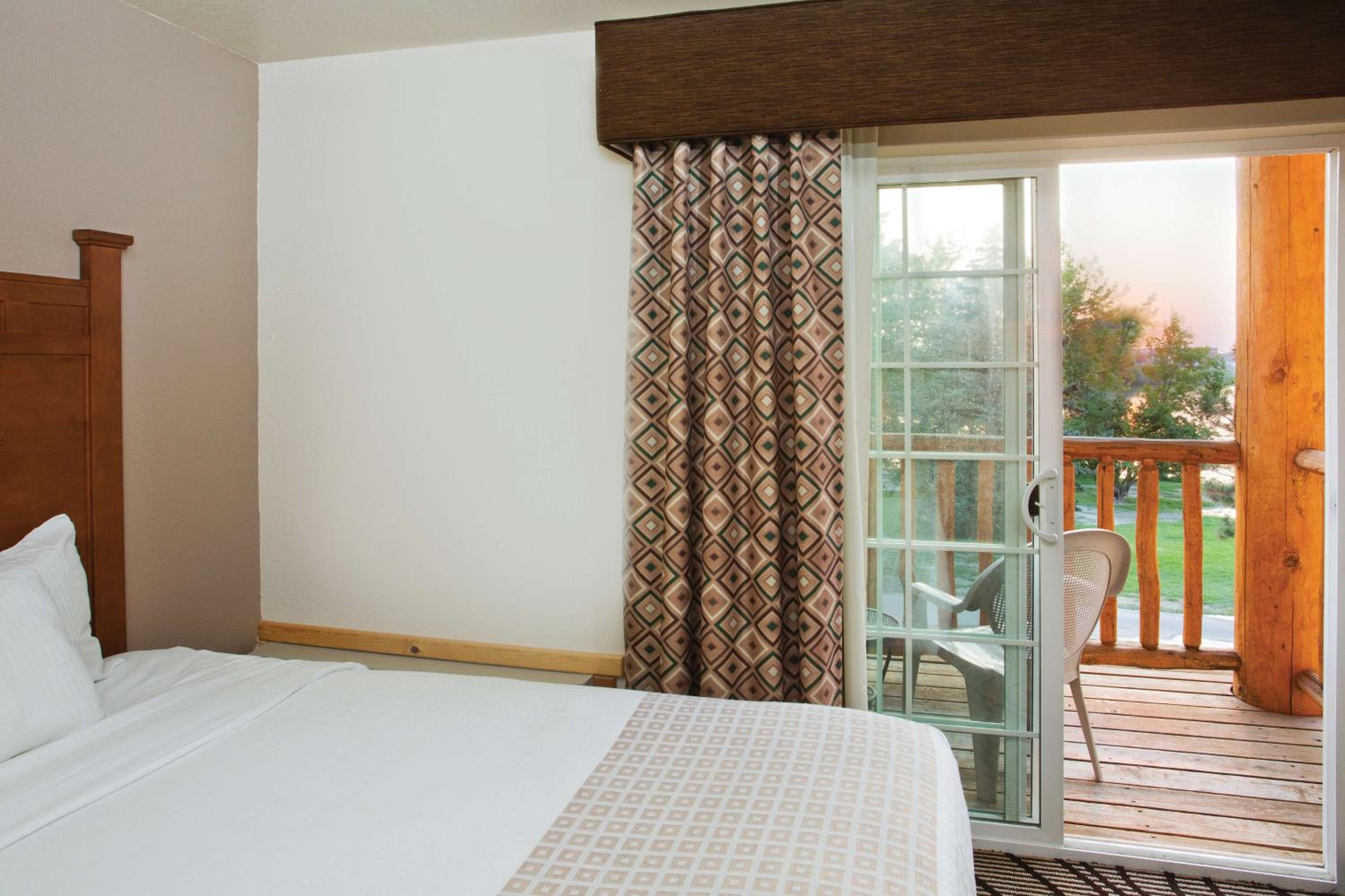 King Suite with Spa Bath - Photo 2
