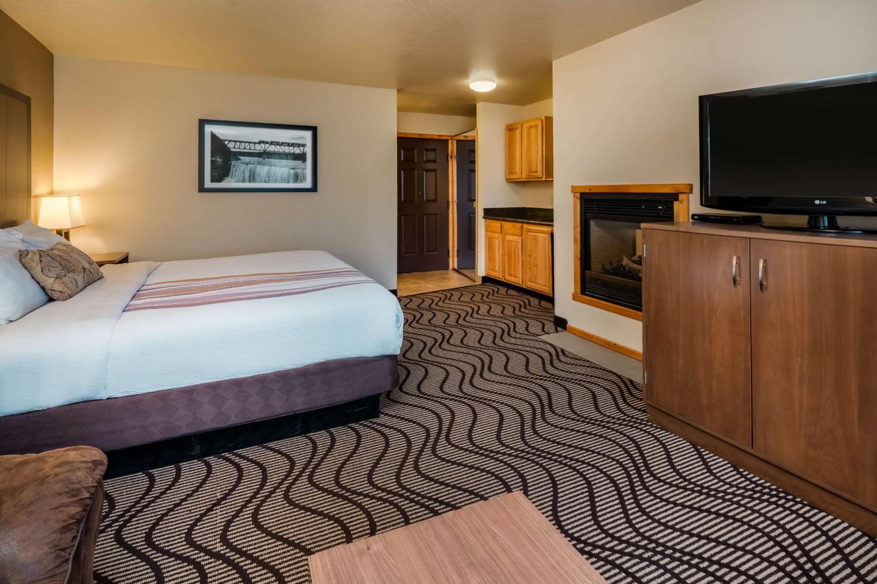 King Room with Fireplace - Photo 1