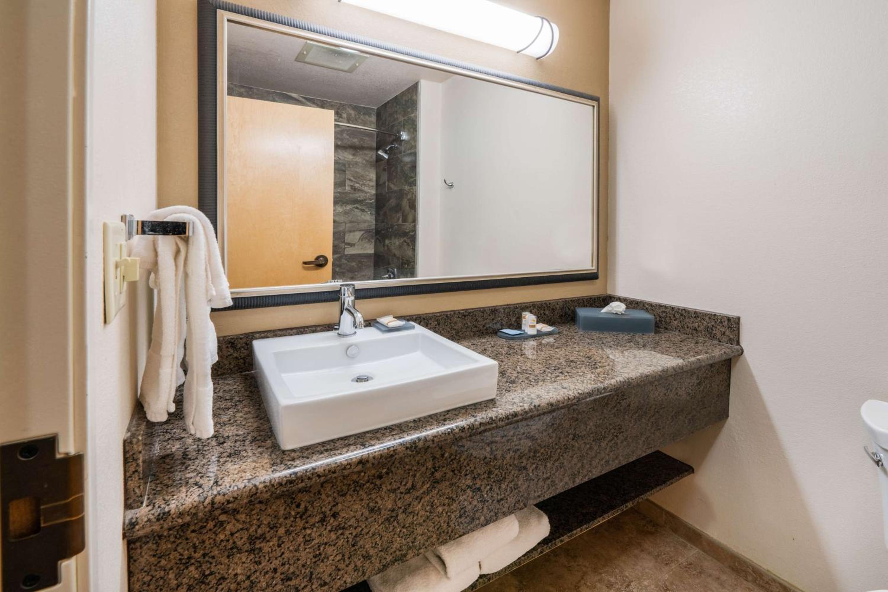 Superior King Suite - Photo 4