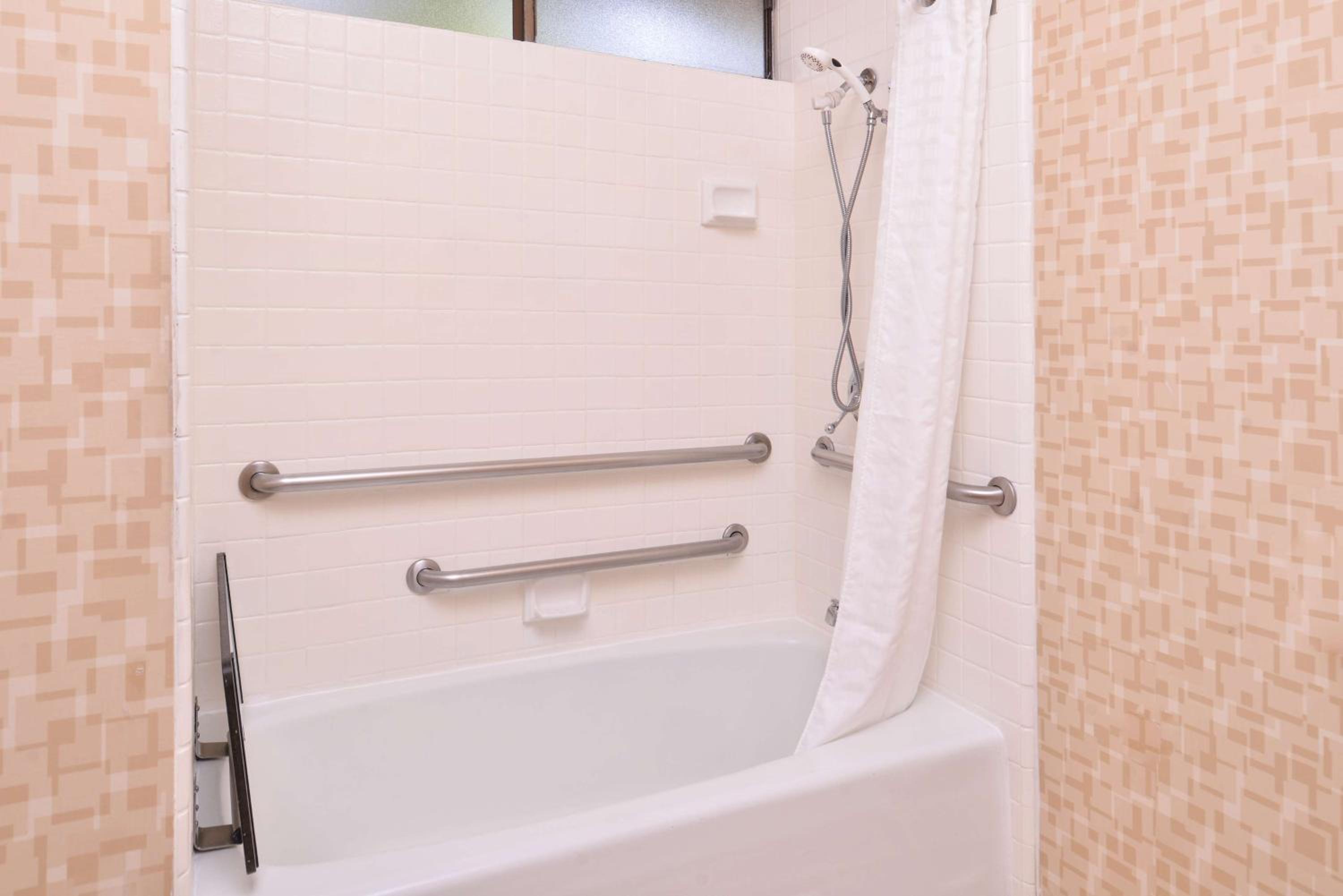 Double Room with Two Double Beds and Bath Tub - Disability Access/Non-Smoking - Photo 3