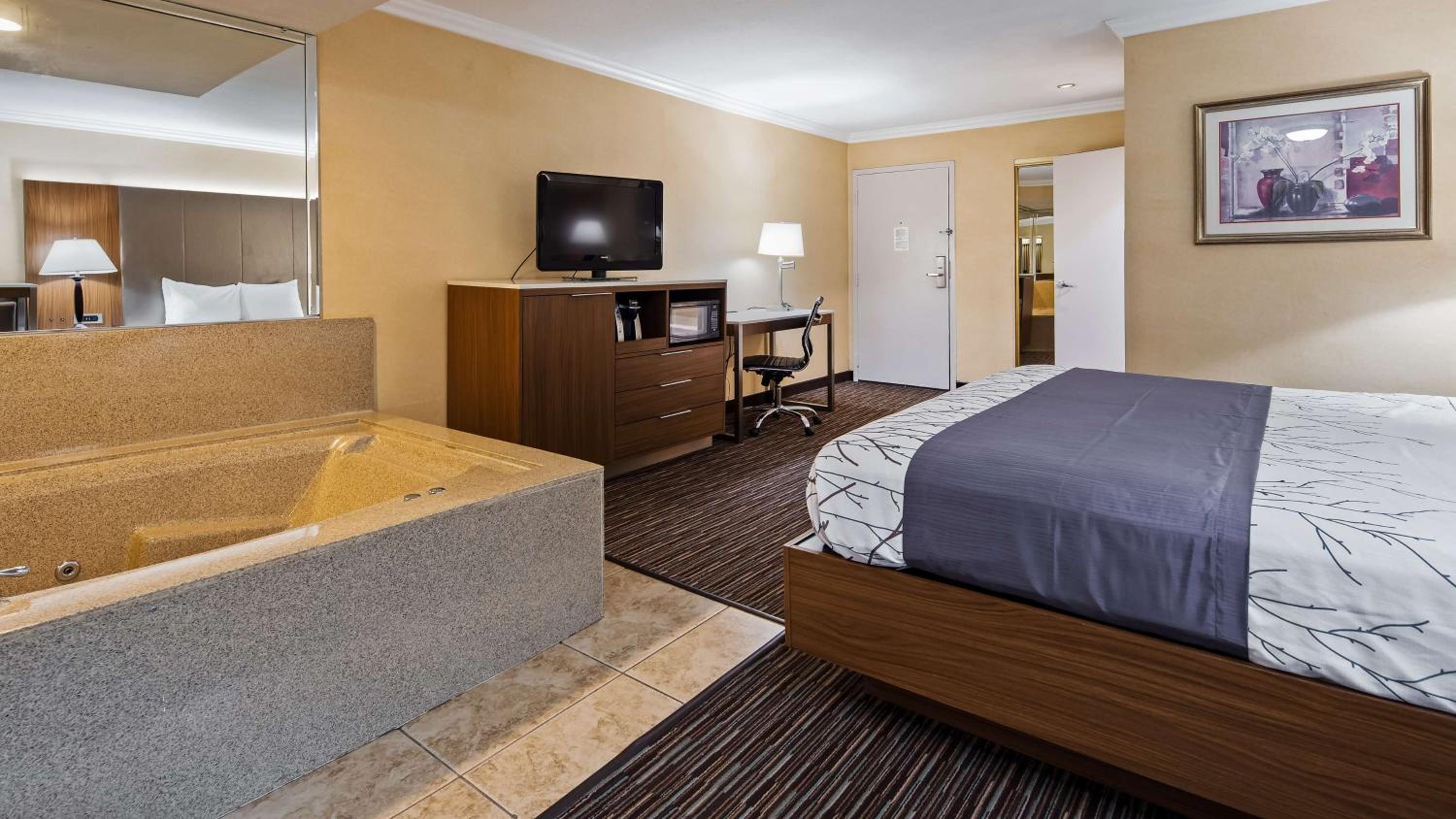 King Suite with Spa Bath - Non-Smoking - Photo 2