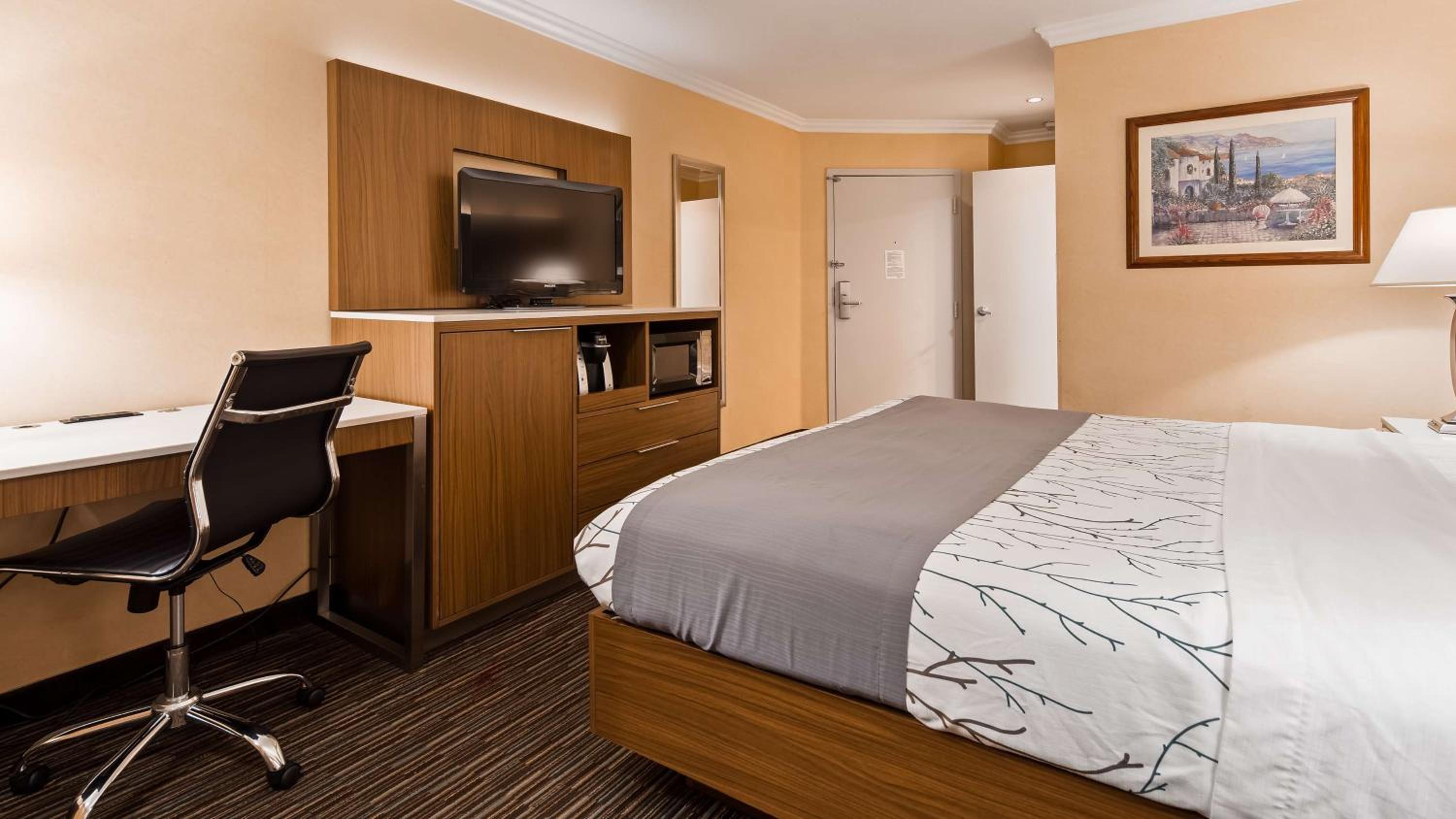 King Room - Non-Smoking - Photo 8