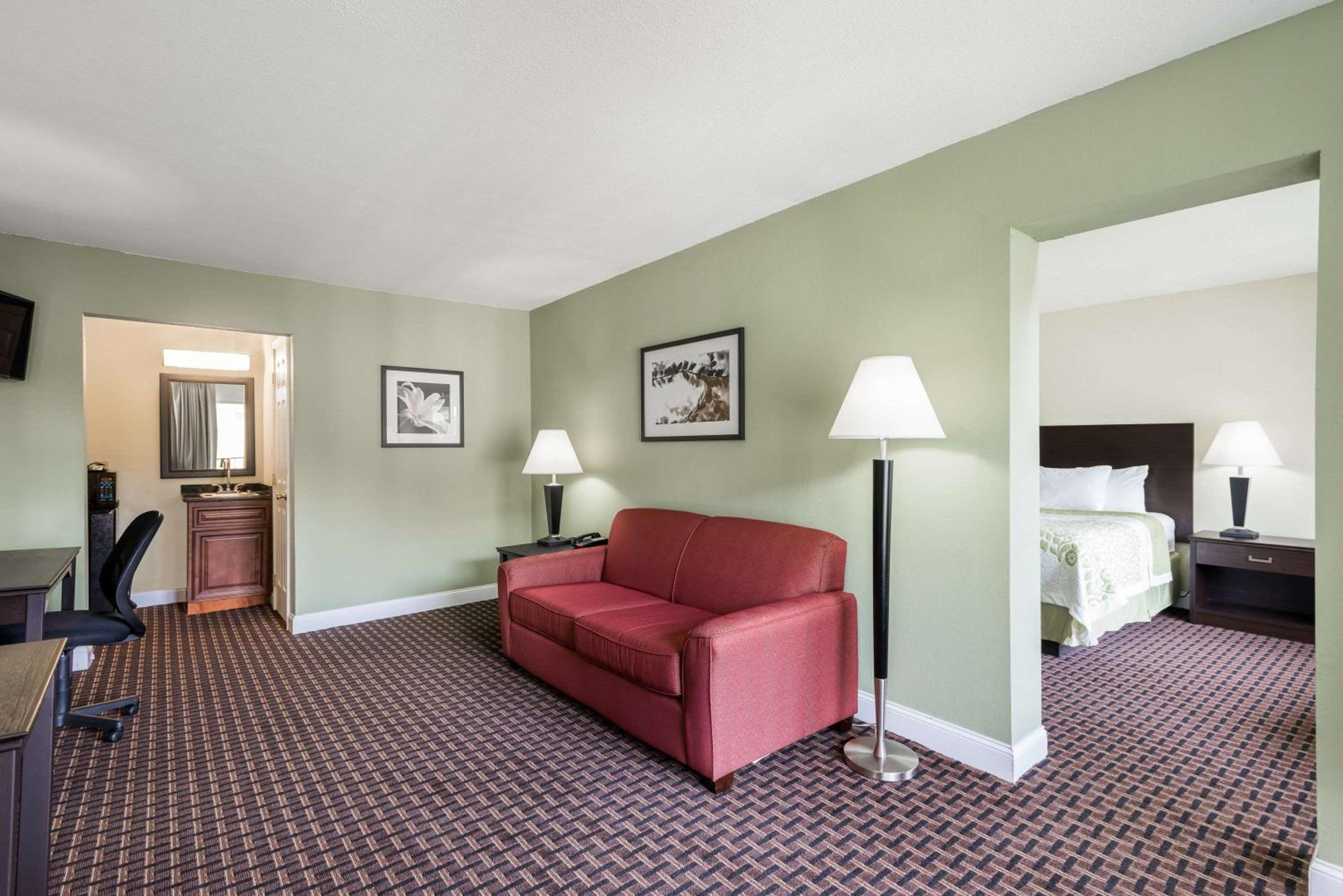 Deluxe King Suite - Photo 5