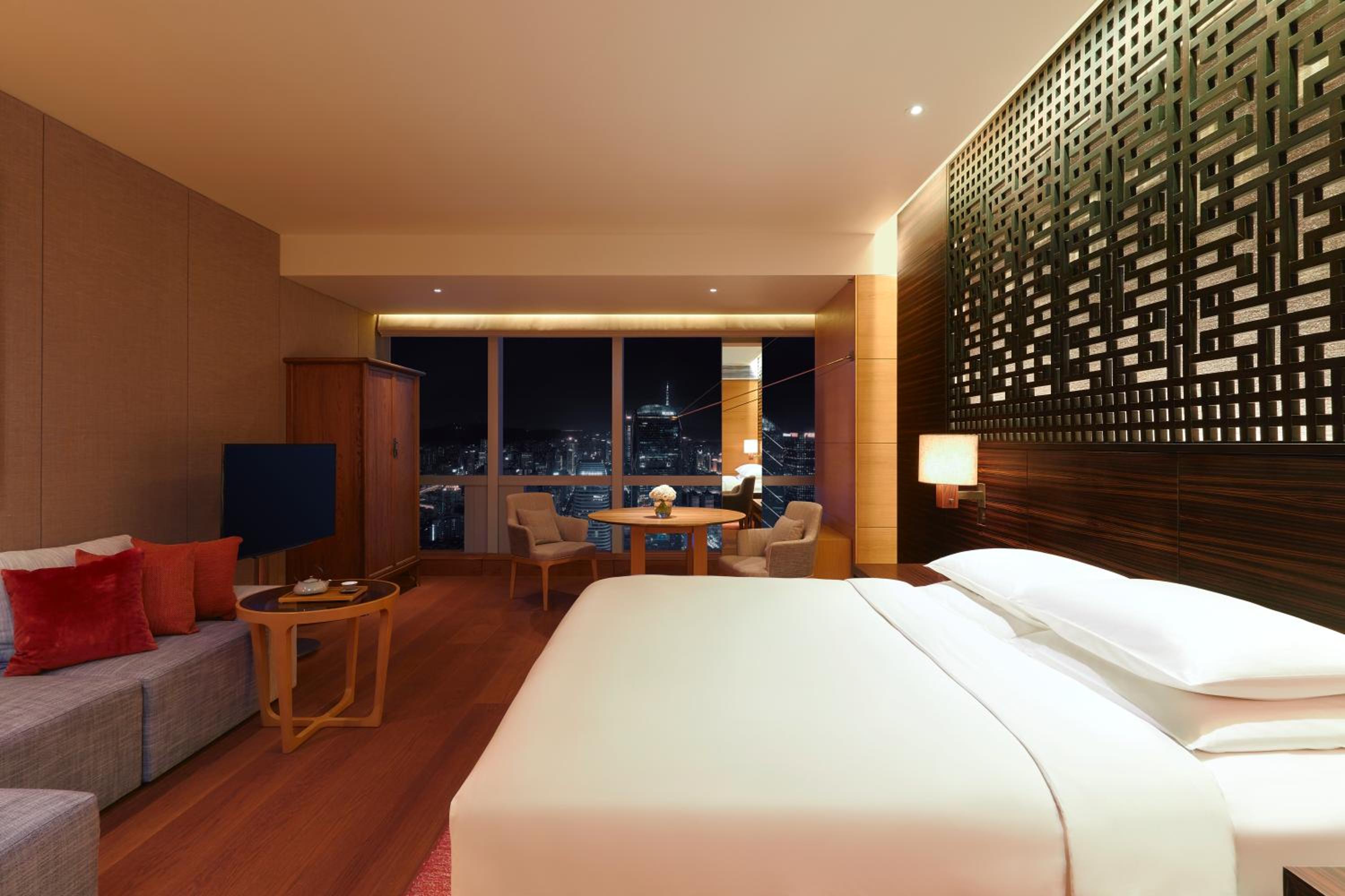 1 King Bed, Skyline View