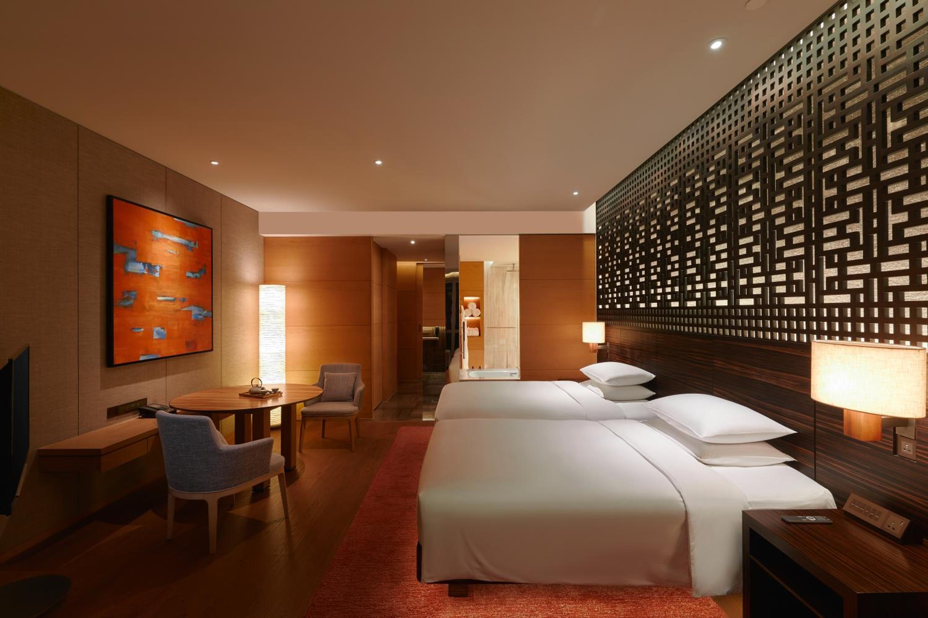 2 Twin Beds, City View