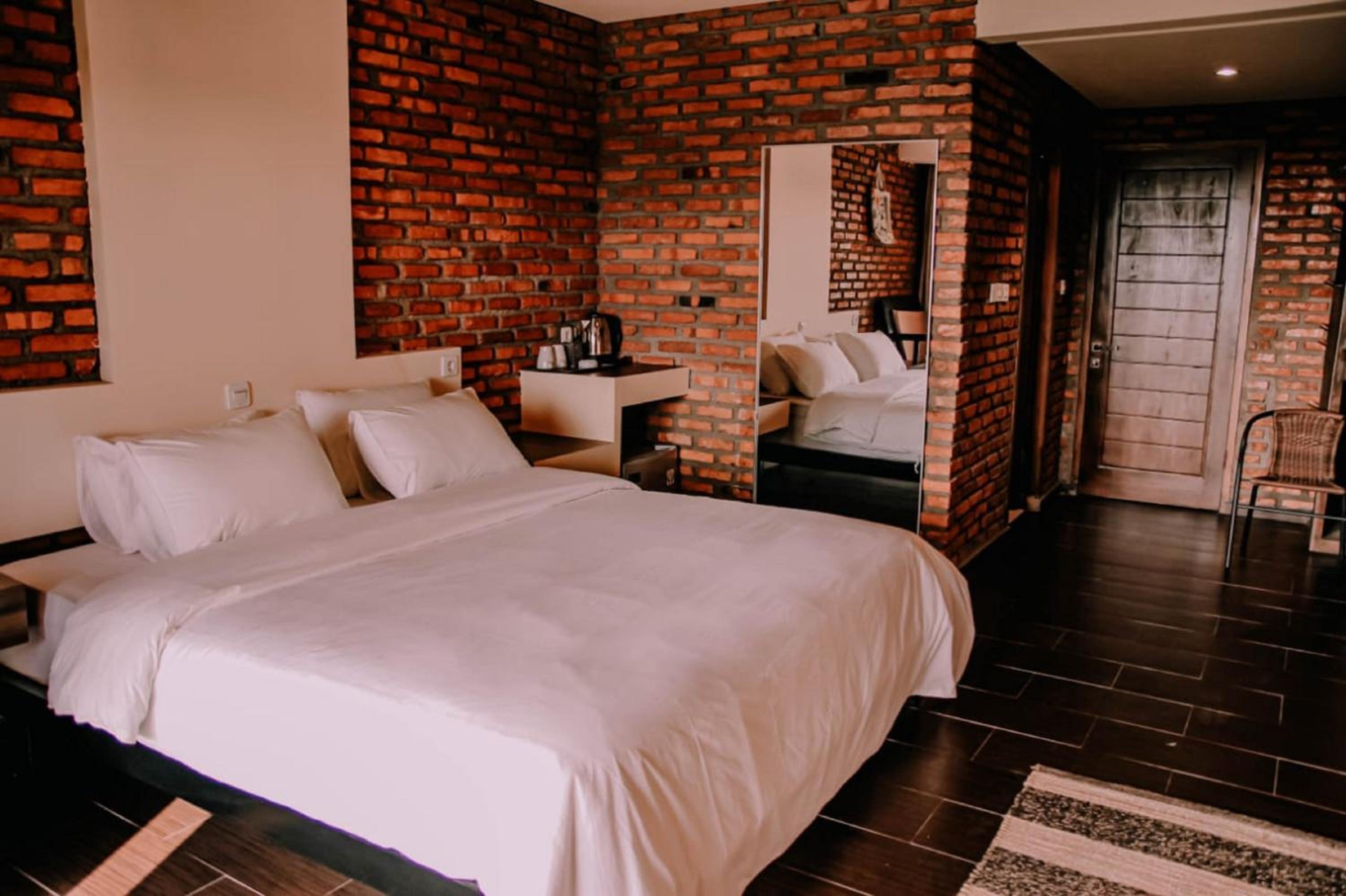 Deluxe with Balcony  - Photo 8