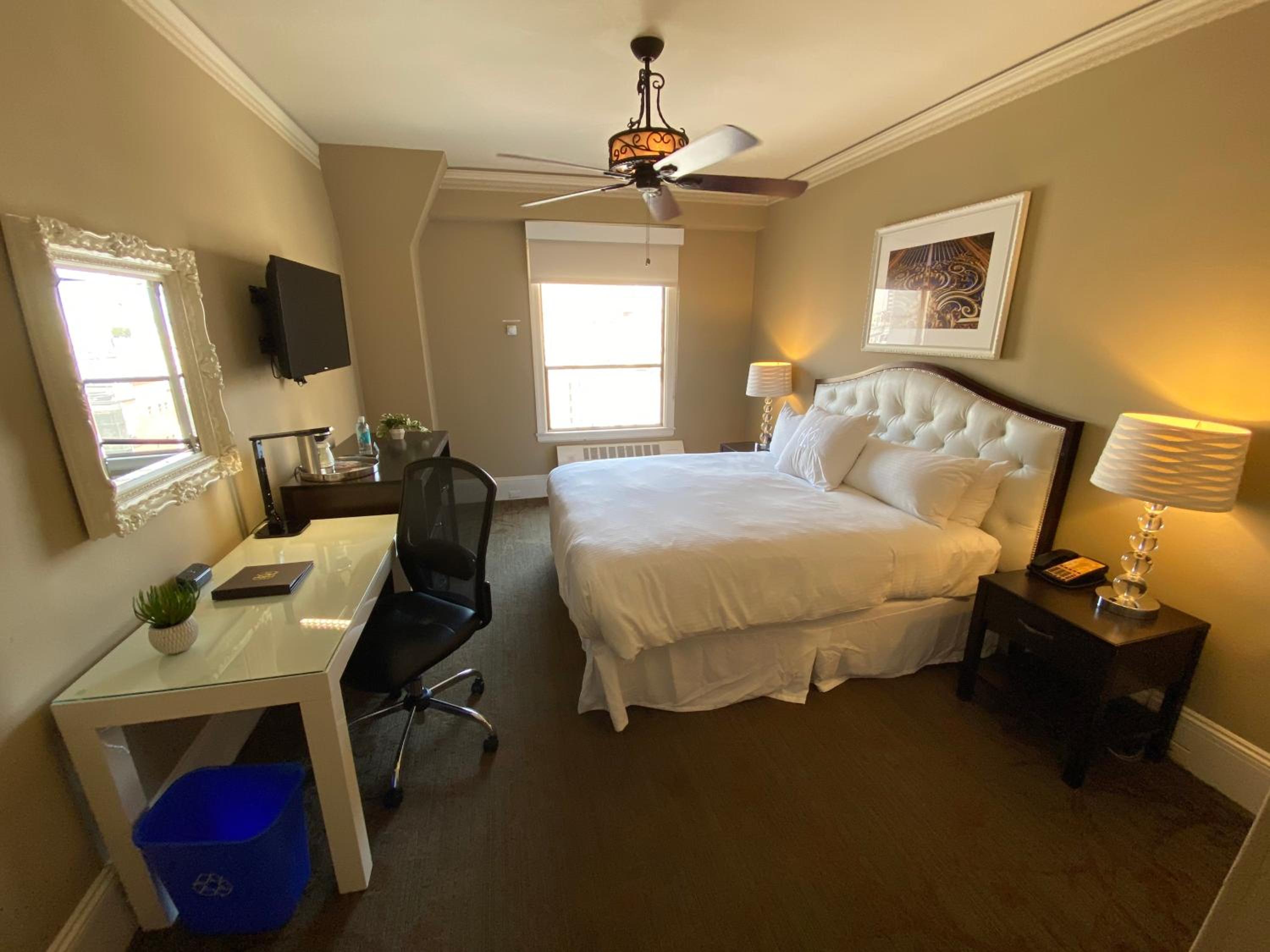Deluxe King Room - Photo 3