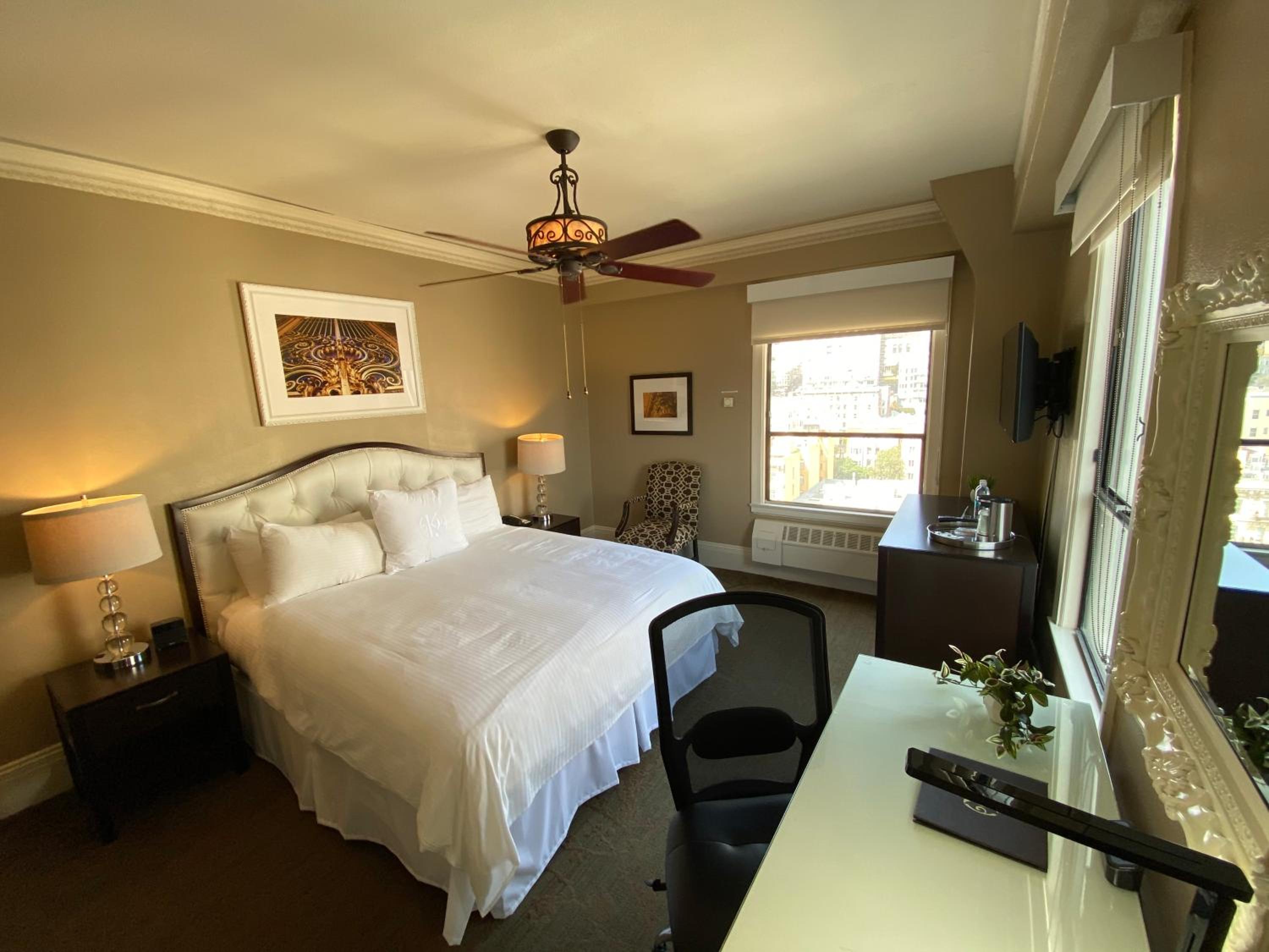 Deluxe King Room - Photo 1