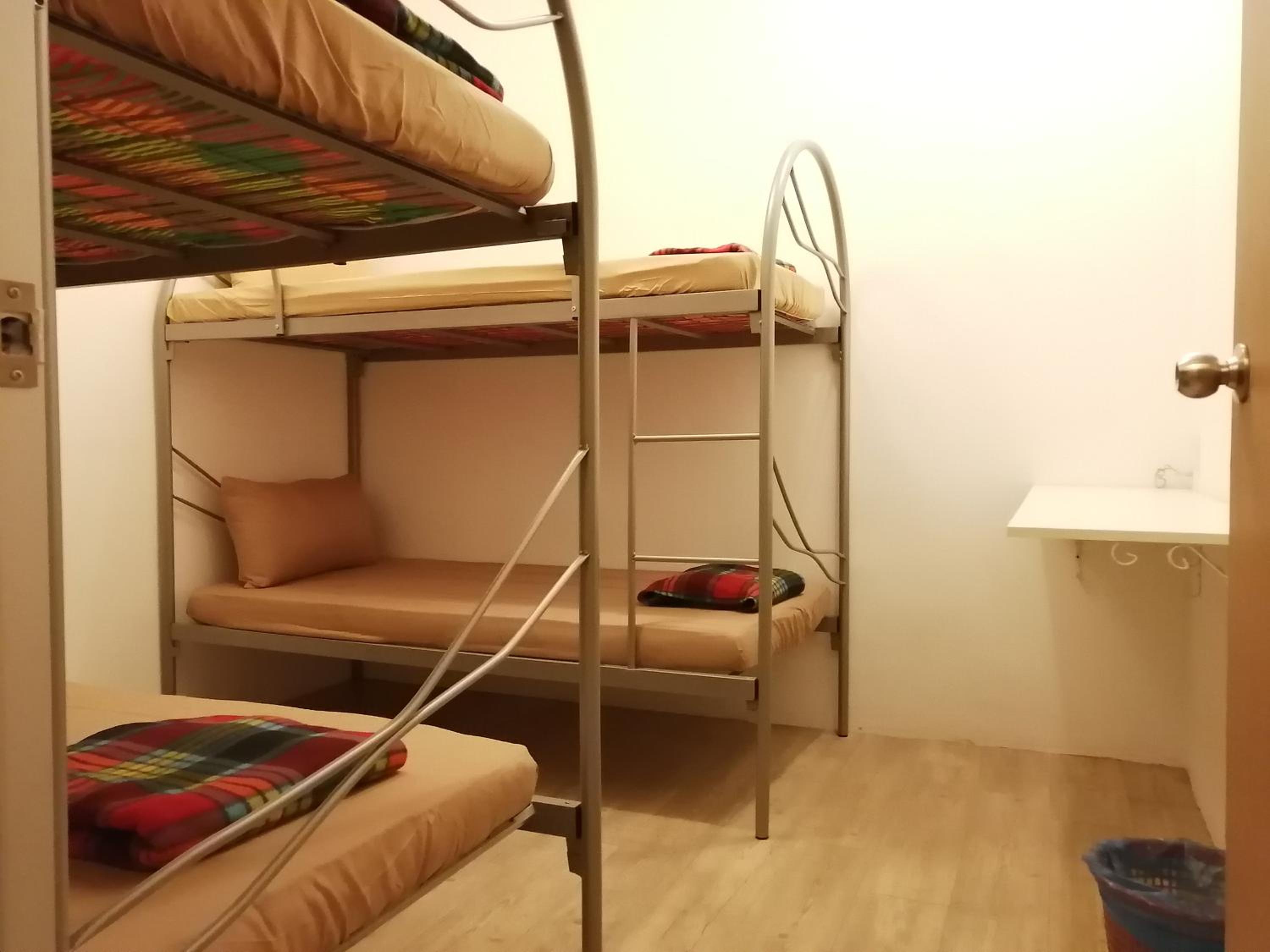 Quadruple Room with Shared Bathroom photo 2
