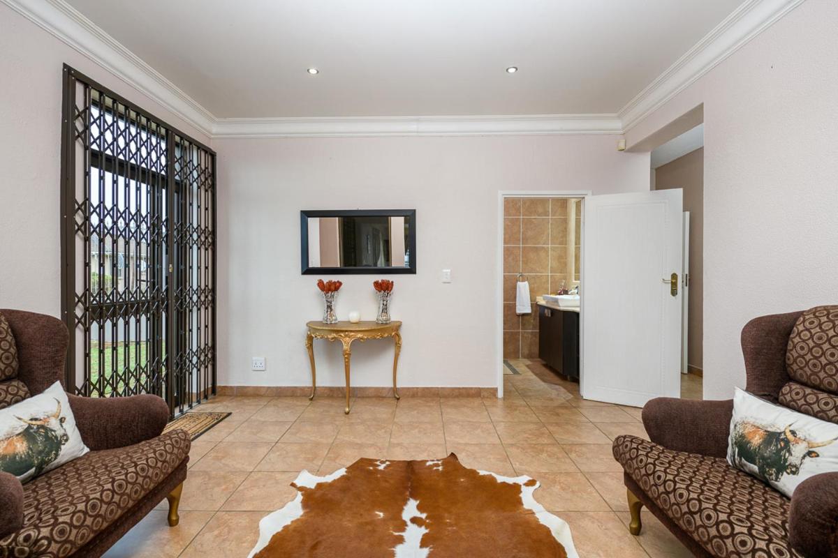 Five-Bedroom House photo 2