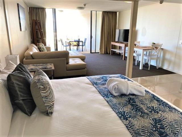 Luxury One Bedroom Ocean View Apartment with Spa Bath
