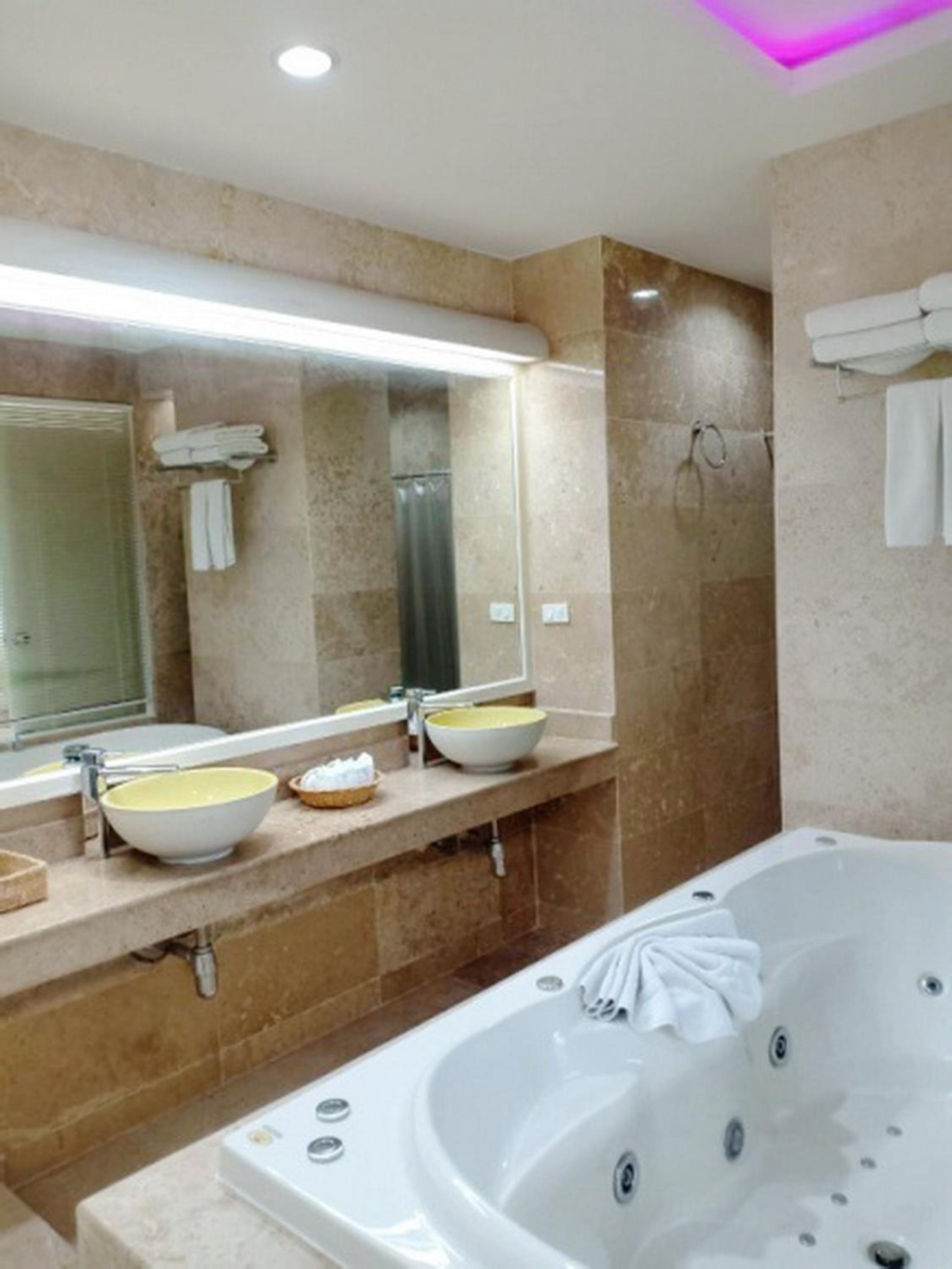 King Suite - Photo 10