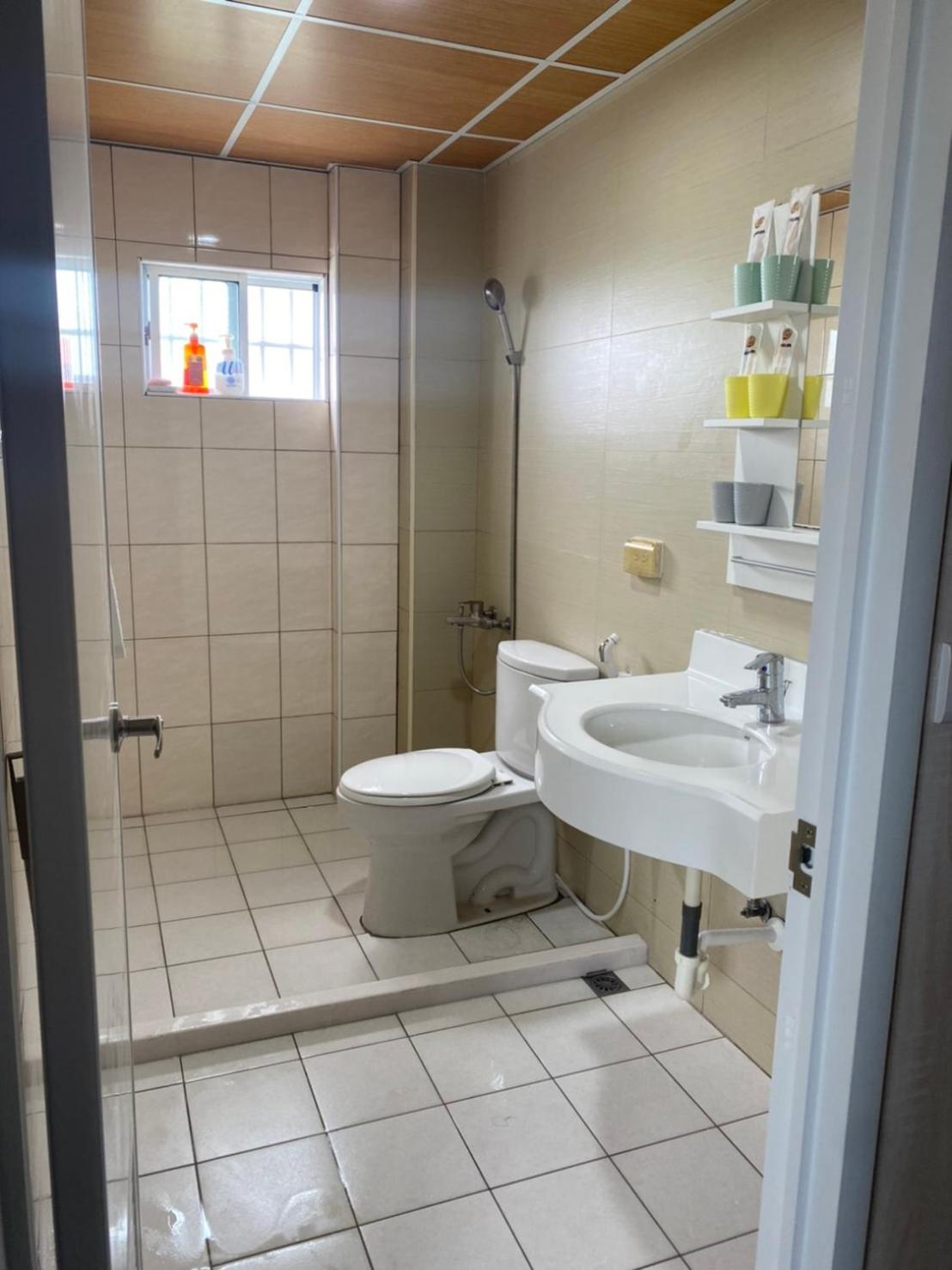 Family Room with Private Bathroom photo 2