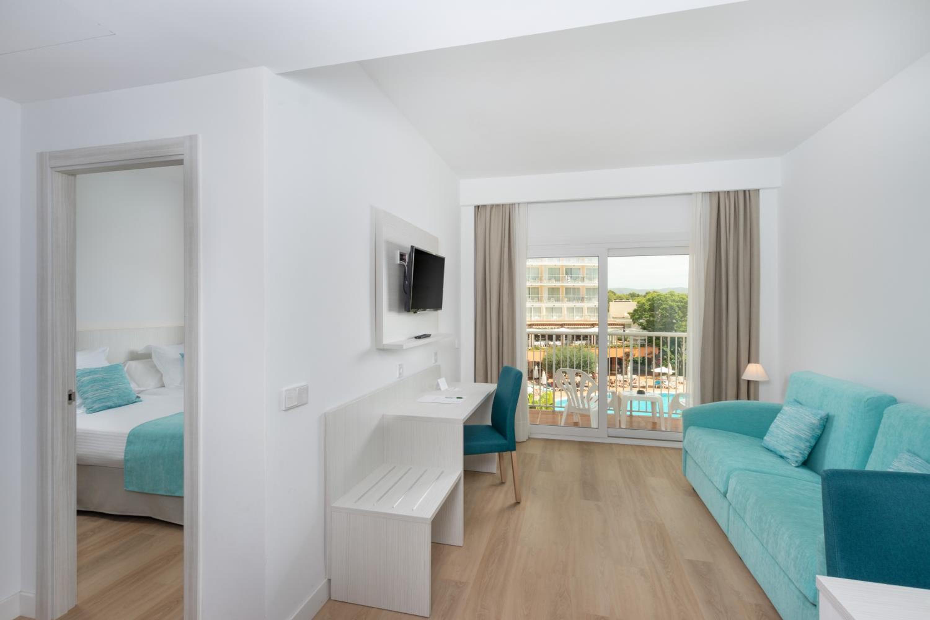Superior One-Bedroom Apartment With Pool View thumbnail 5