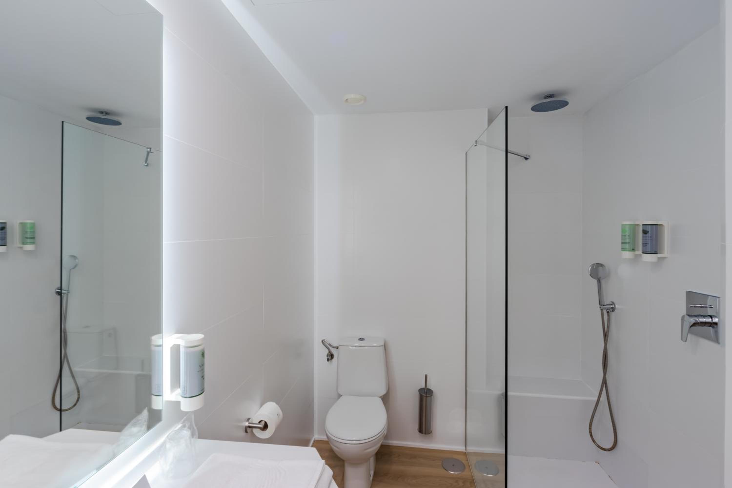Superior One-Bedroom Apartment With Pool View thumbnail 6