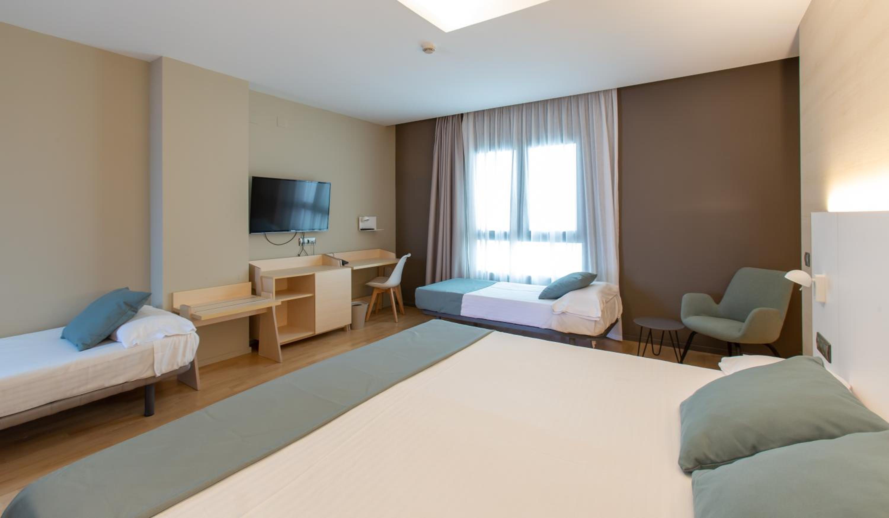 Habitación Cuádruple (2 Adultos + 2 Niños) Habitación Cuádruple (2 Adultos + 2 Niños)