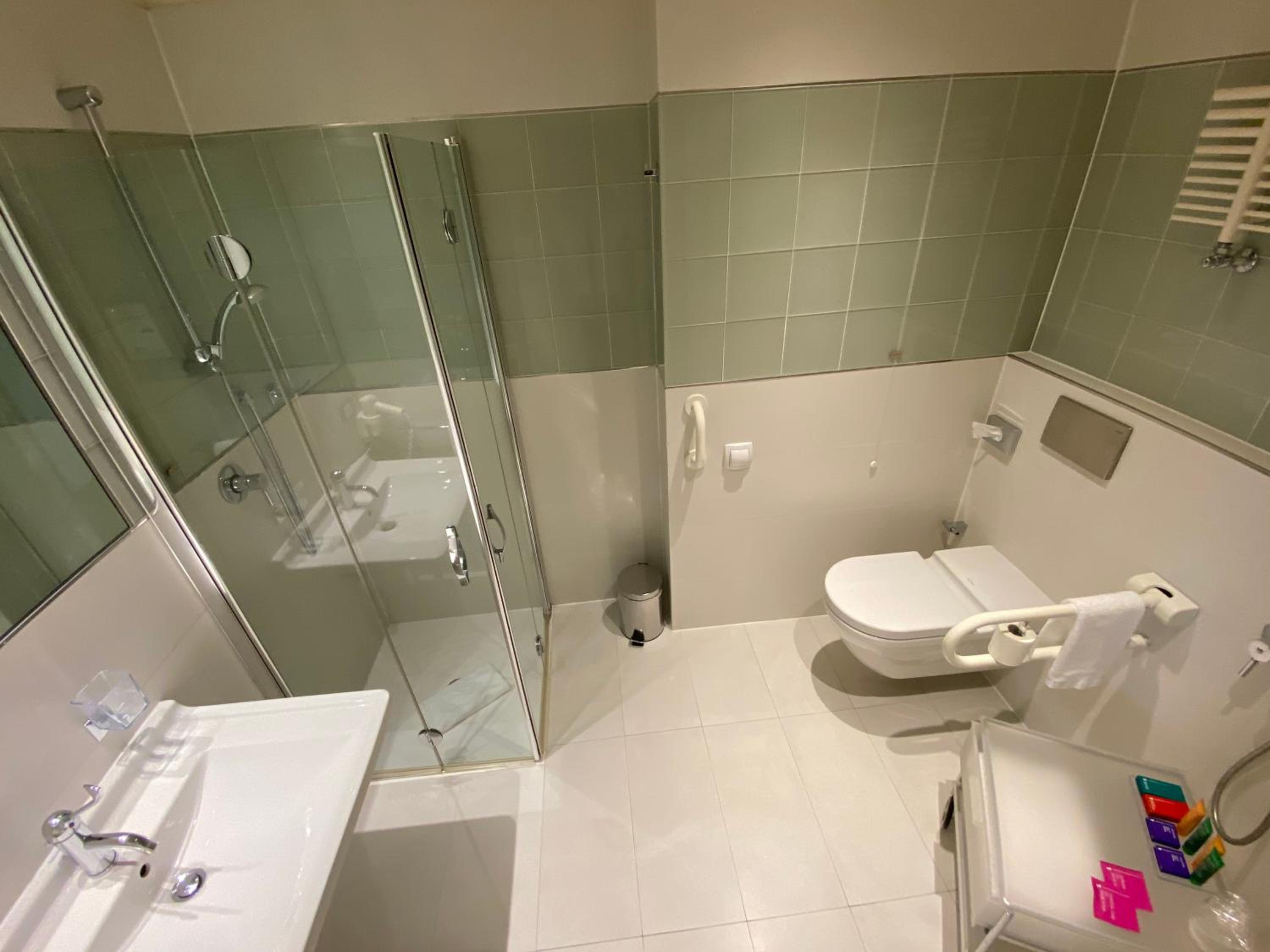 Economy Twin Room - Disability Access - Photo 7