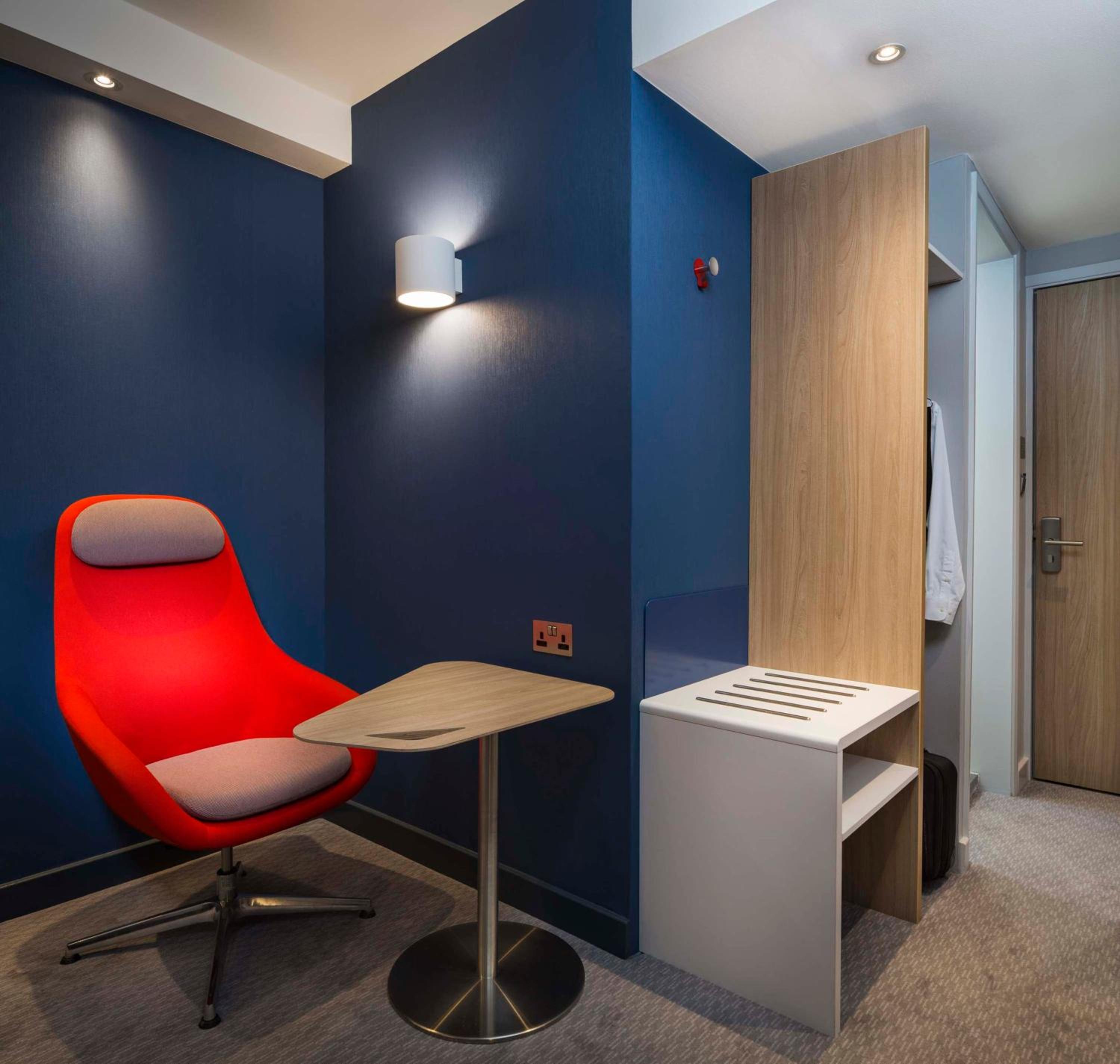 Standard Twin Room with Free Hot Breakfast - Photo 4
