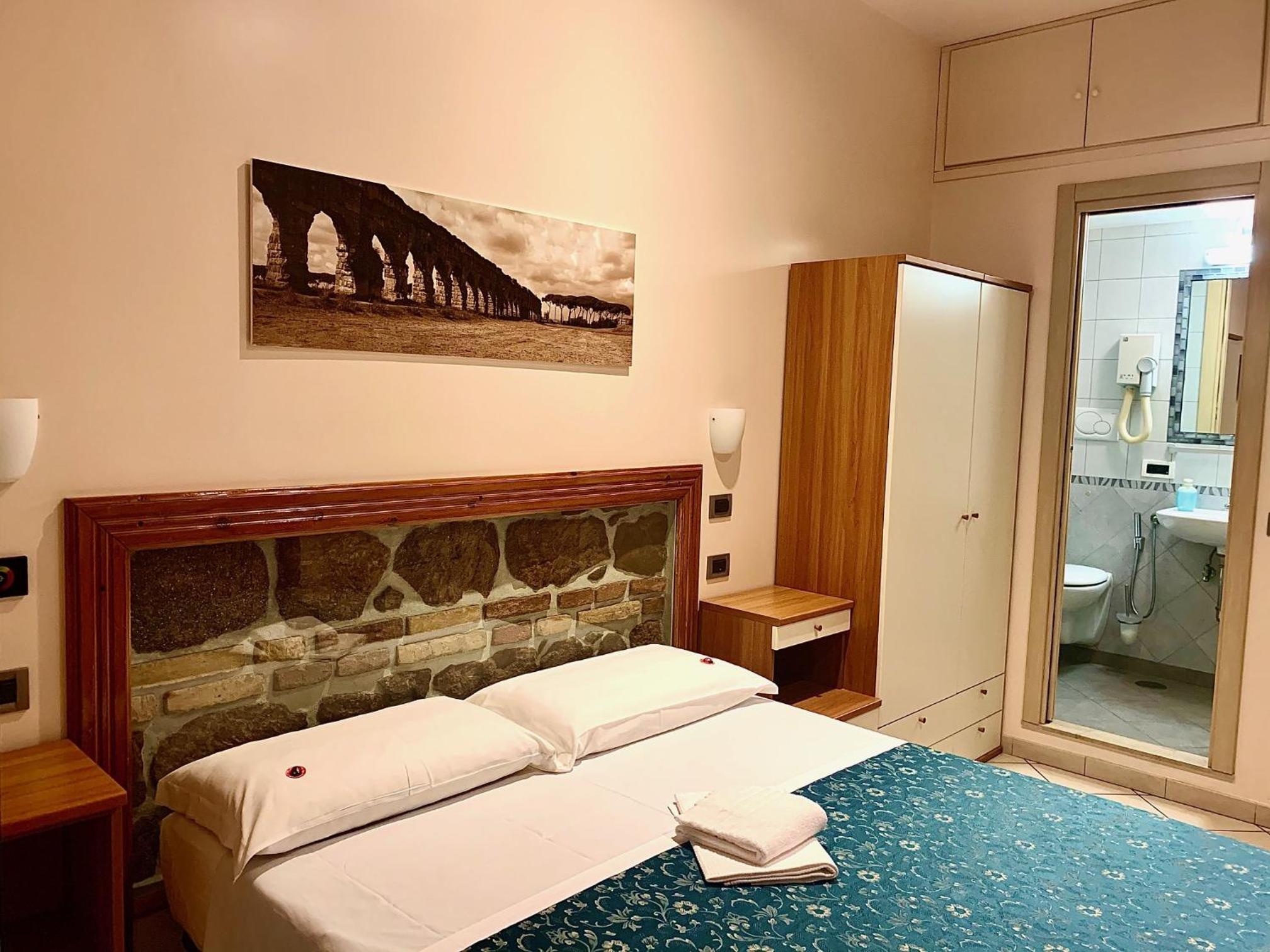 Double Room with Private Bathroom photo 2