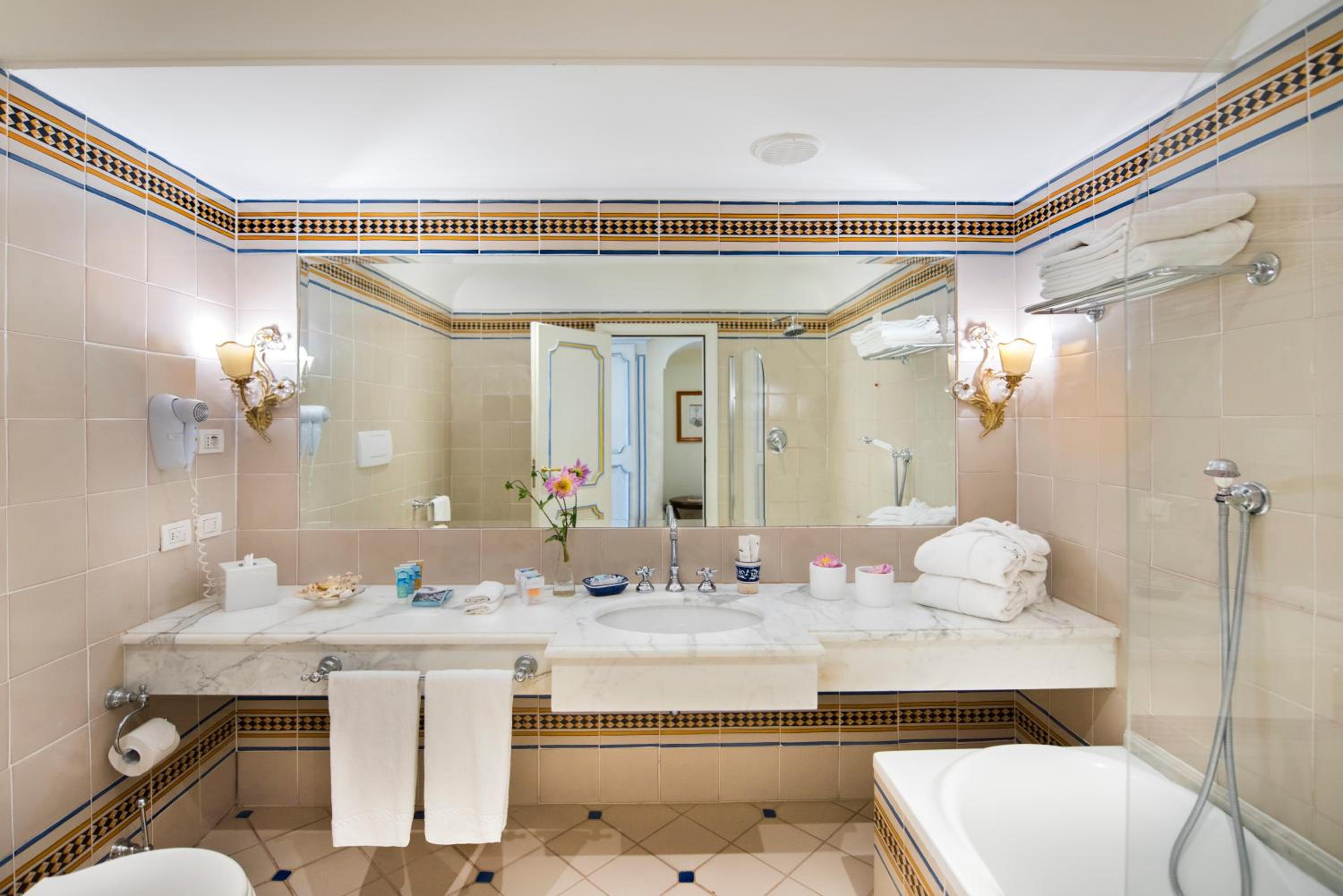 Double or Twin Room with Balcony - Photo 4