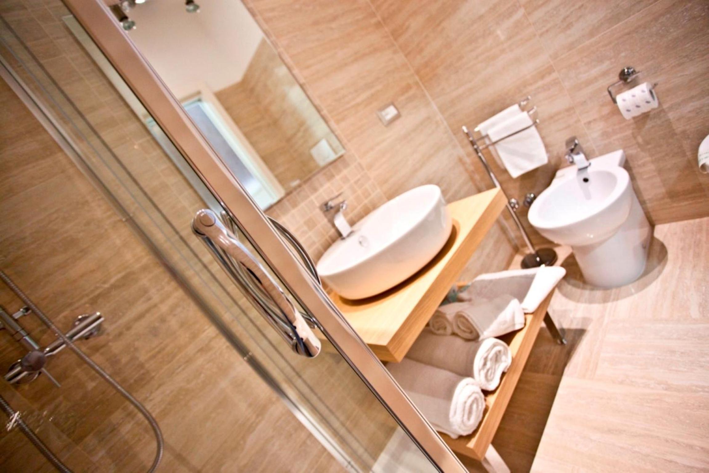 Double Room with Pool View - Photo 7