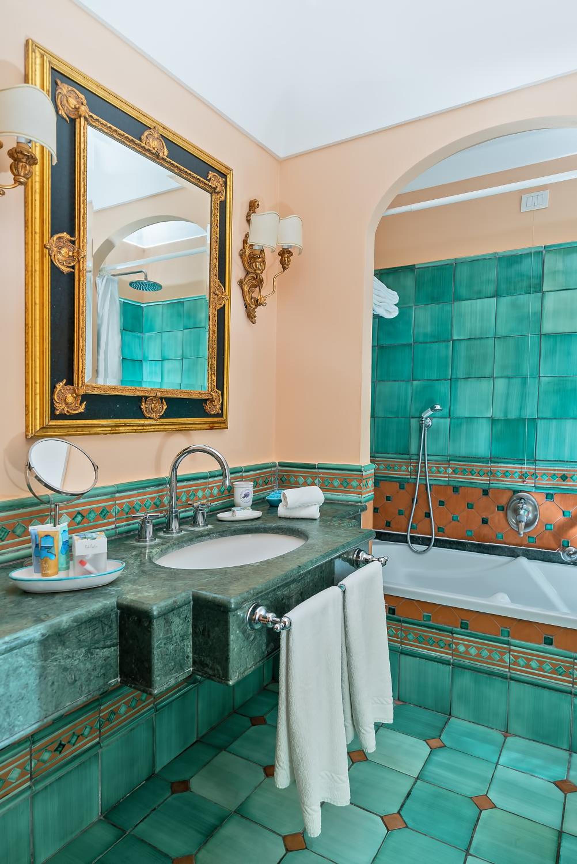Deluxe Double Room with Balcony and Sea View - Photo 6