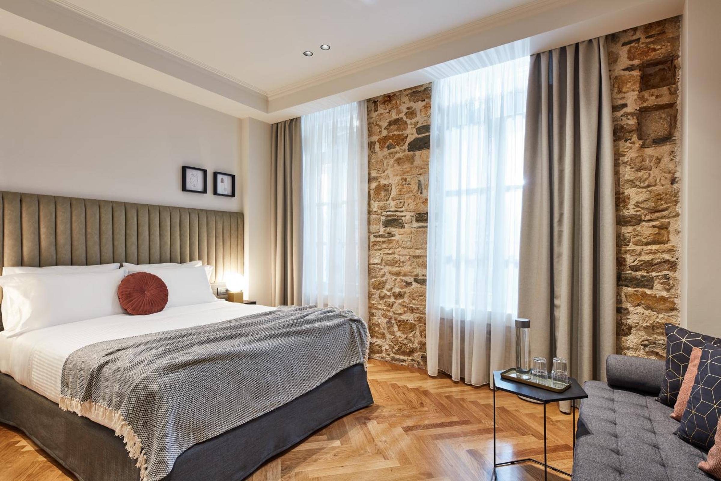 Deluxe Double Room (2 Adults + 1 Child)