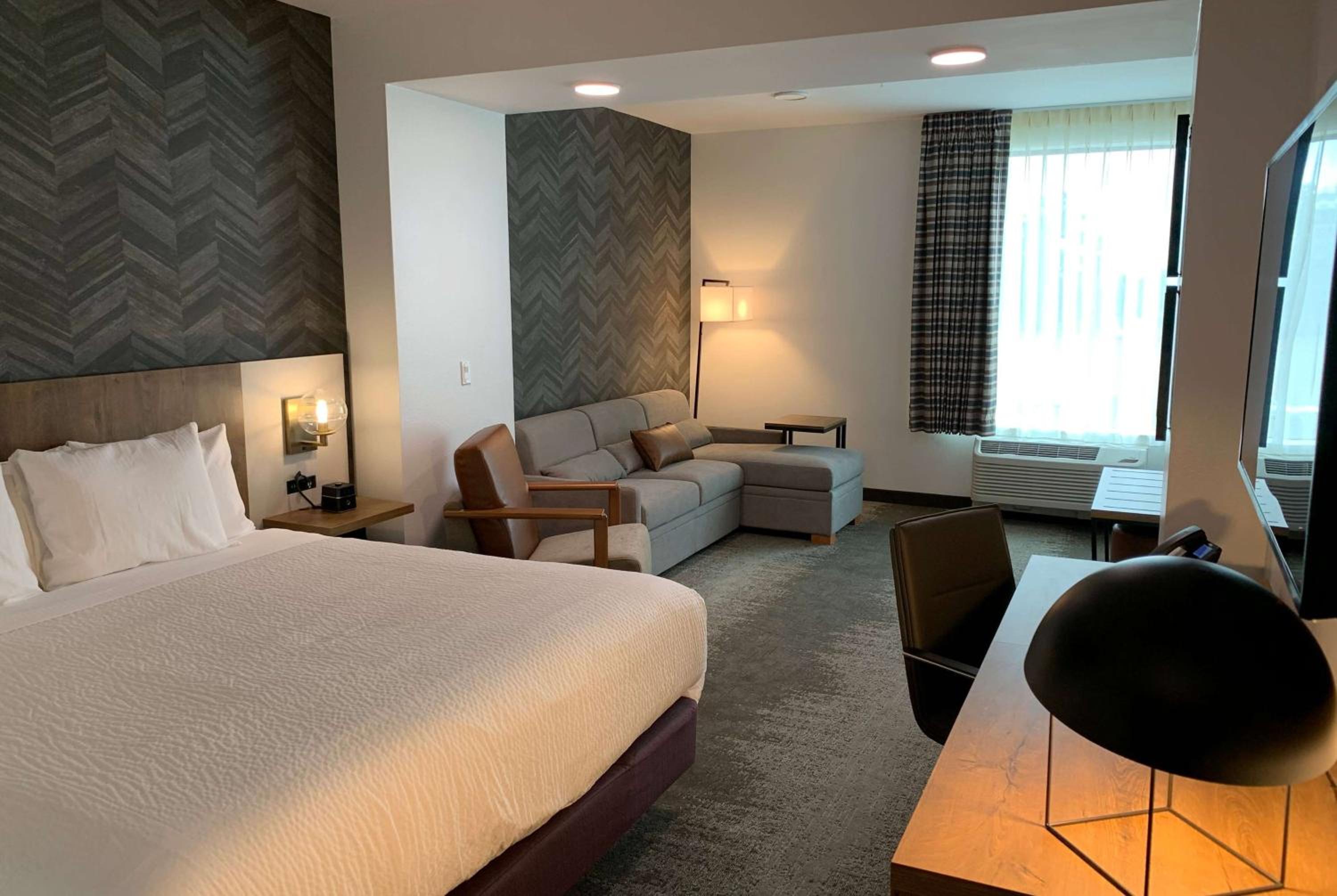 Executive King Suite - Non-Smoking - Photo 3