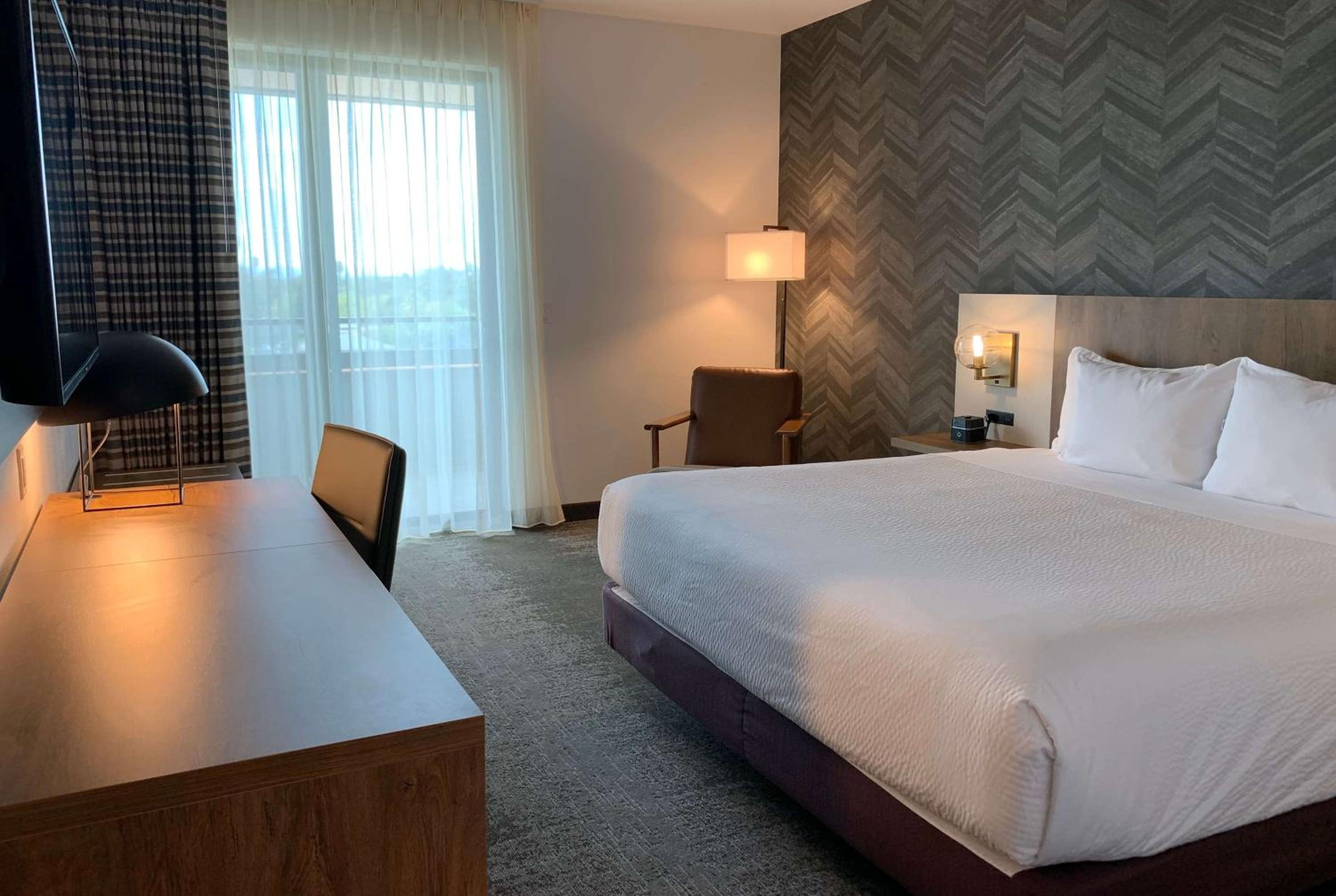 Deluxe King Room - Non-Smoking - Photo 5