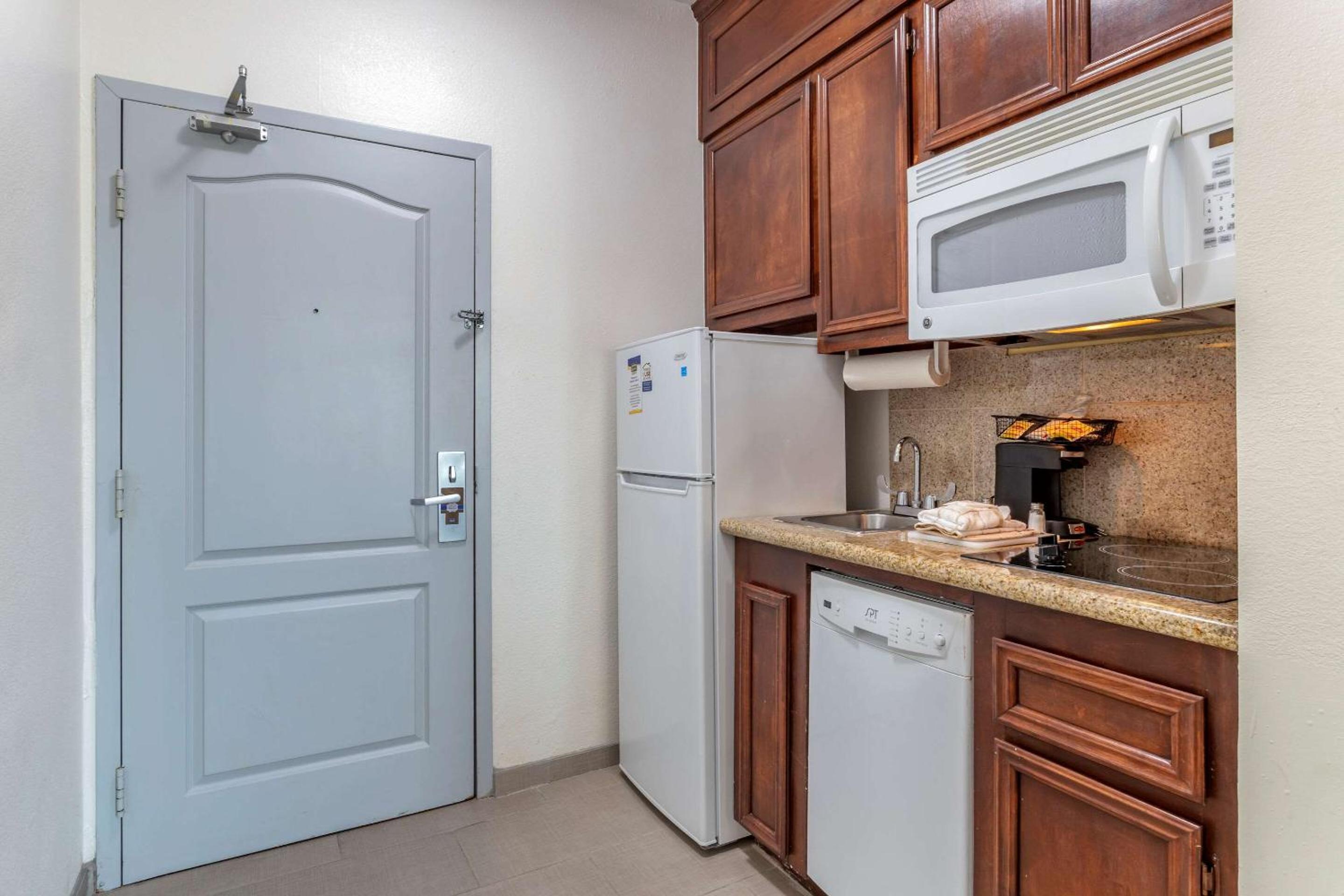 King Room with Kitchenette - Photo 4