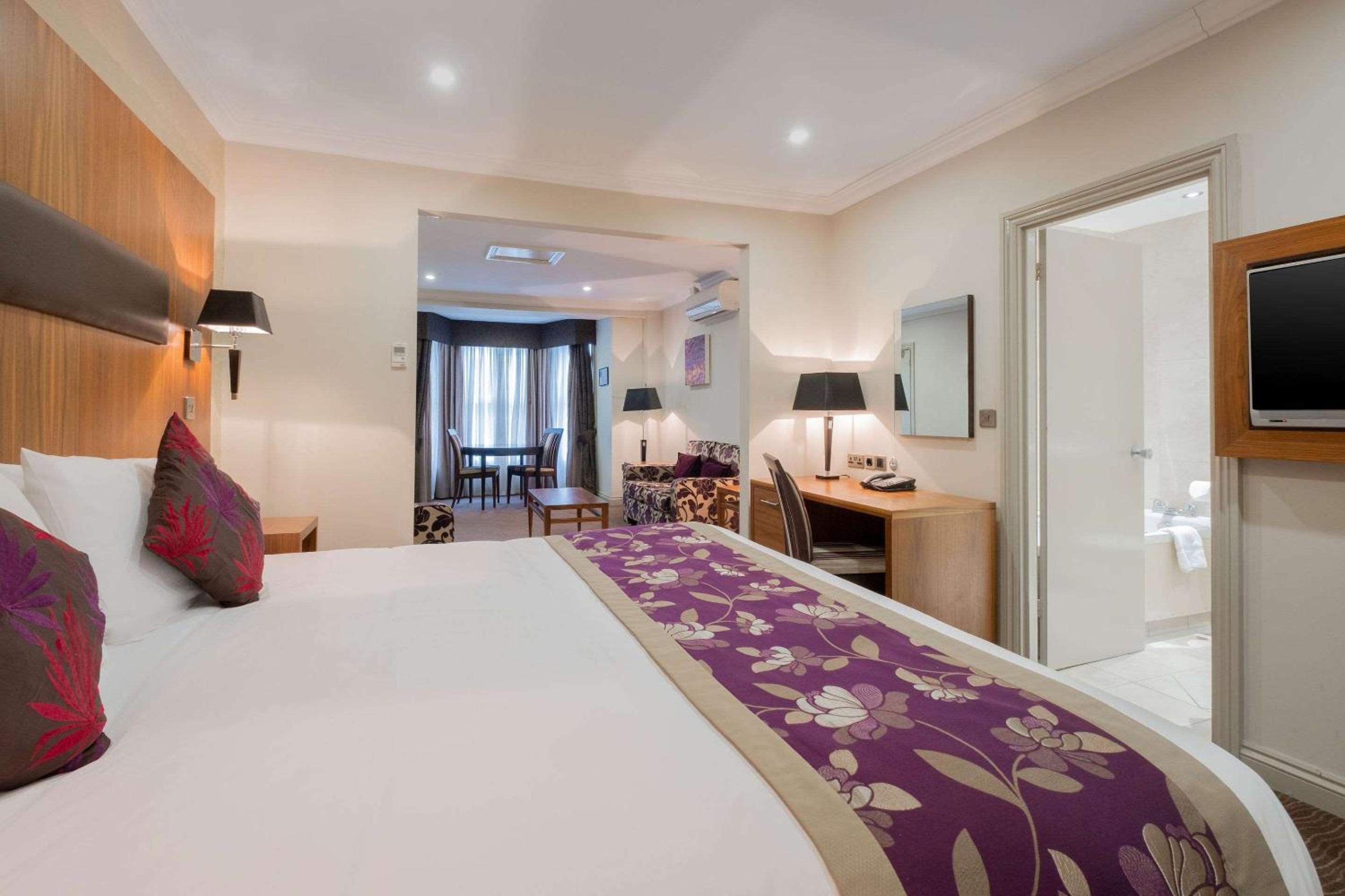 Suite with One King Bed and Sofa Bed photo 3
