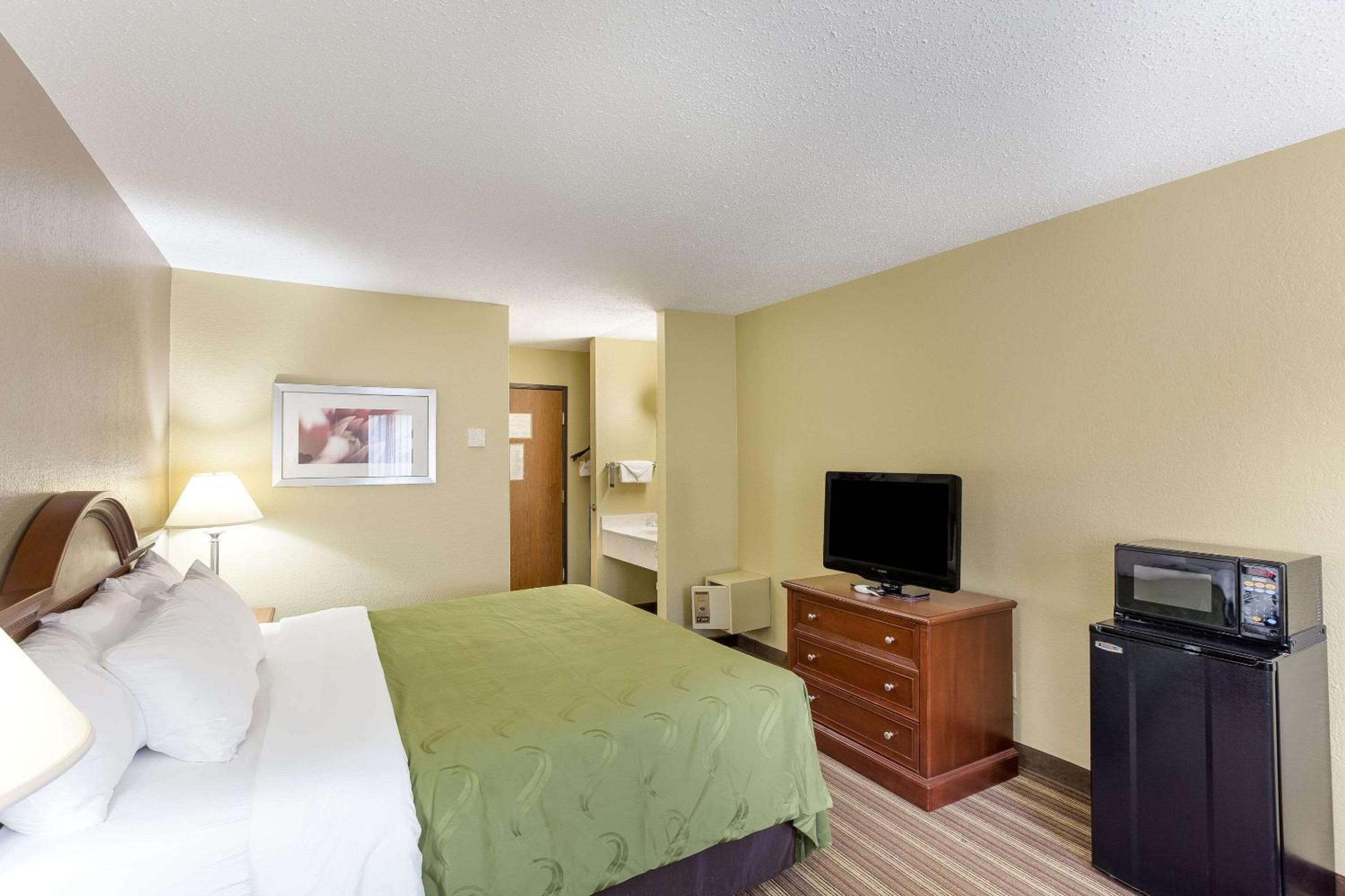 King Room - Non-Smoking - Photo 3